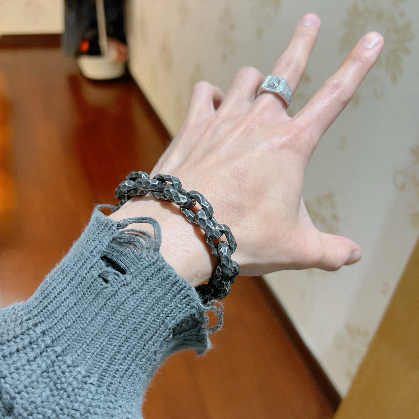 批175。 原单货🔹🔹新品 巴黎世家手链Balenciaga手链🔹专柜一致巴黎世家手链 男士火爆款出货 设计独特 前卫 男士必备！复古做旧设计 任带不氧化不退色 