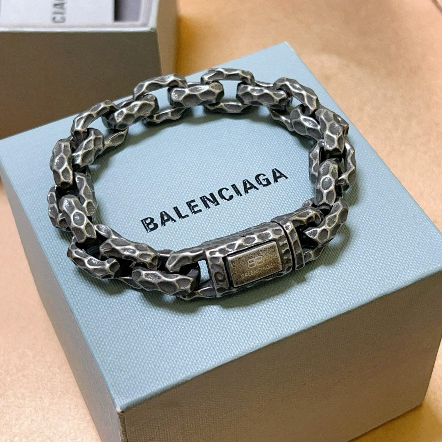 批175。 原单货🔹🔹新品 巴黎世家手链Balenciaga手链🔹专柜一致巴黎世家手链 男士火爆款出货 设计独特 前卫 男士必备！复古做旧设计 任带不氧化不退色 