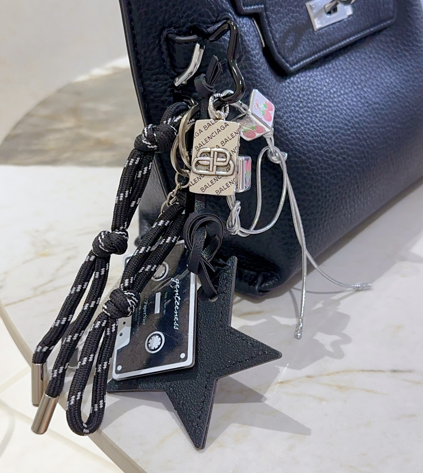 NO:113196,New products released Balenciaga bag hanging keychain Balenciaga keychain The latest bag hanging decoration is higher grade star style classic co-branded design concept keychain series Detailed version aging Non-market glossy version This model has been released. Balenciaga is very easy to match with trendy backpacks, jewelry quality, balenciaga, backpacks, keychain19860909批新品发布 巴黎世家包包挂饰钥匙扣 巴黎世家钥匙扣 最新款包包挂饰档次更高明星同款 经典款联名设计理念钥匙扣系列 细节对版做旧处理 非市面亮面版型 这款一直在出 巴黎世家里面热卖款 非常好搭配潮流背包,饰品精品,balenciaga,backpacks,keychain,Jewelry