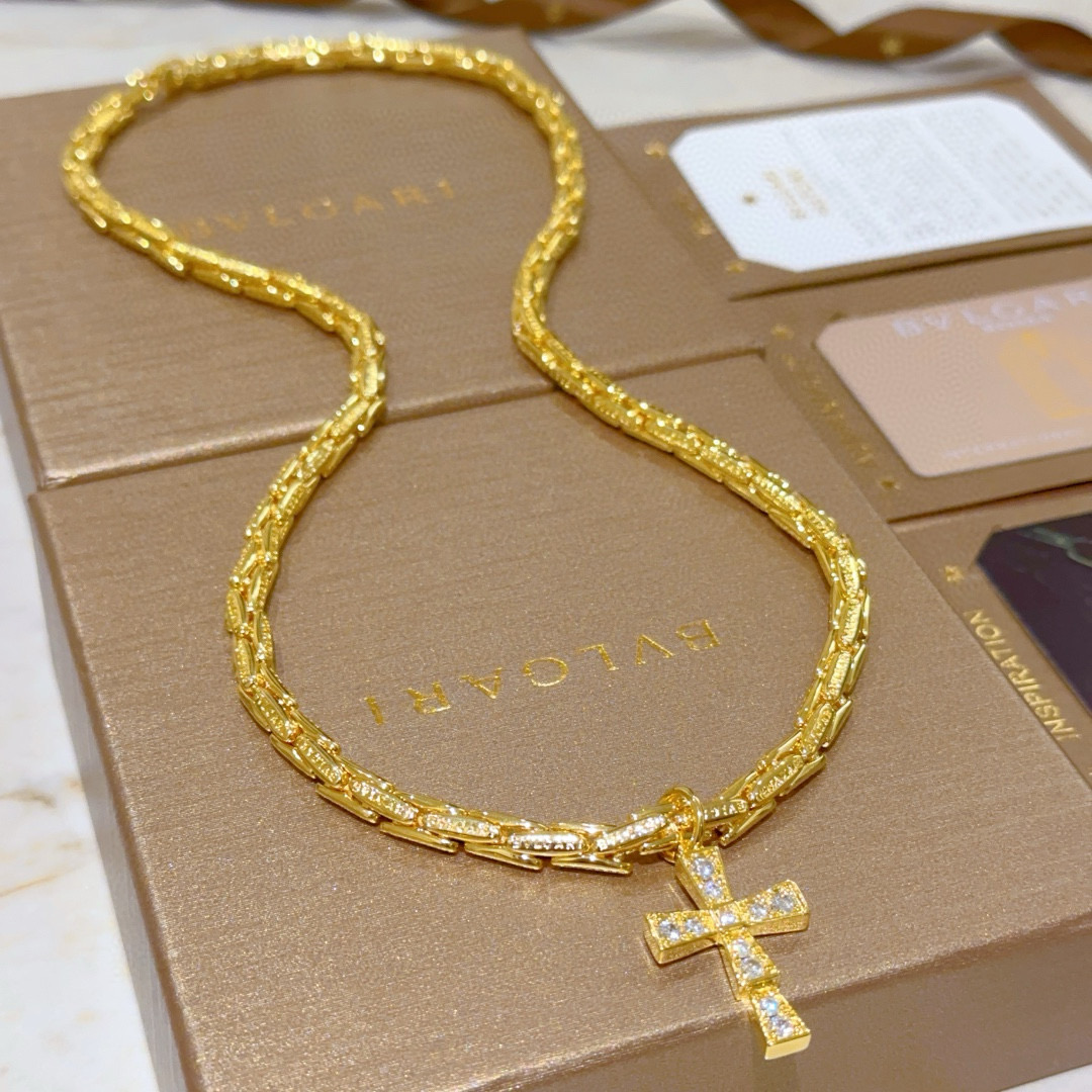 NO:113202,Bulgari necklace V gold material with logo.BVLGARI Bulgari DIVAS' DREAM series. Perfect appearance, invincible details, the unique color is completely impeccable, and is decorated with a classic ring shape design. It is simple but elegant and eye-catching. The combination of platinum makes the complexion look more elegant and the upper body is elegant and moving. The same style as men and women. Bulgari necklace, jewelry boutique, bottega veneta, bvlgari, bvlgari, necklace19860909批.宝格丽项链V金材质 带logo.BVLGARI宝格丽 DIVAS‘ DREAM 系列 品相完美,细节无敌,那种独特的色泽完全无可挑剔,再缀以经典指环外形设计,简约之余却又优雅夺目,铂金的组合更显气色,上身雅致动人.男女同款 宝格丽项链,饰品精品,bottega veneta,bvlgari,bvlgari,necklace,Jewelry