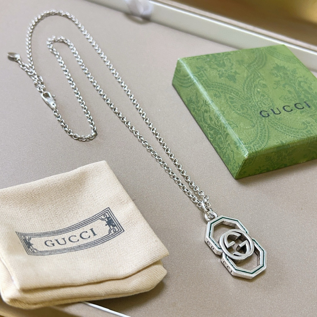NO:113083,The latest model of Gucci necklace is higher in chain grade, star-like Anger Forest series double G classic necklace Gucci necklace, details are used to treat the version, non-market bright style, this model has been released, Gucci is popular in it, very easy to match with trendy clothes, jewelry quality, gucci, necklace19860909批古驰项链最新款链条档次更高明星同款Anger Forest系列双G经典项链古驰项链 细节对版做旧处理 非市面亮面版型 这款一直在出 古驰里面热卖款 非常好搭配潮流衣服,饰品精品,gucci,necklace,Jewelry