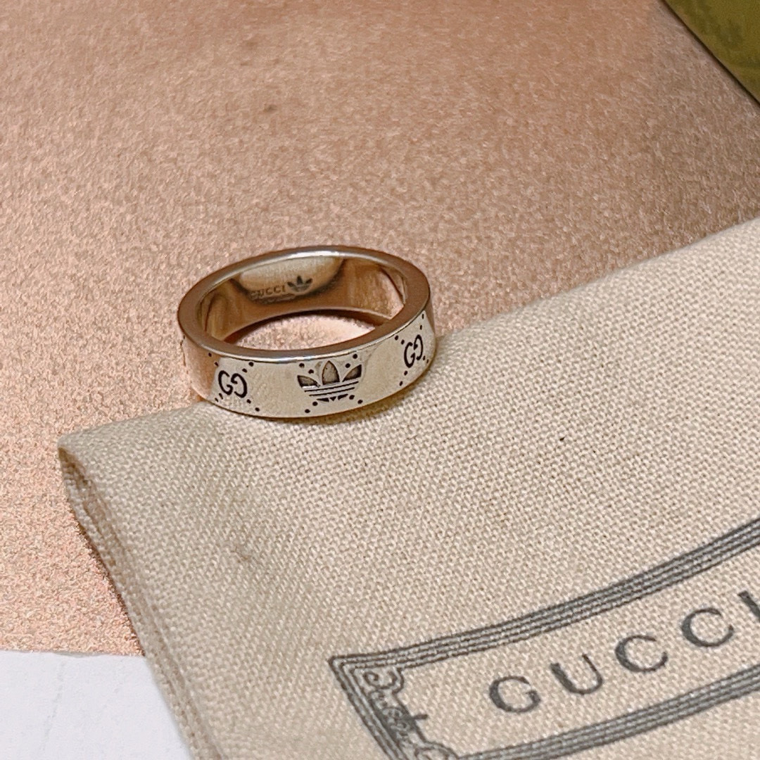 NO:113085,The latest styles of Gucci rings are higher in grades. Stars. The same style of Anger Forest series double G pure handmade craftsmanship. Gucci rings, Clover series. Details and versions are purely hand-treated. Glitter styles are always available. Gucci is very easy to match with fashionable clothes. 6 7 8 9 10 11. Premium accessories, gucci,ring19860909批.古驰戒指最新款款式档次更高明星同款Anger Forest系列双G纯手工制作工艺 古驰戒指 三叶草系列 细节对版纯手工处理 亮面版型 这款一直在出 古驰里面热卖款 非常好搭配潮流衣服码数美6 7 8 9 10 11,饰品精品,gucci,ring,Jewelry