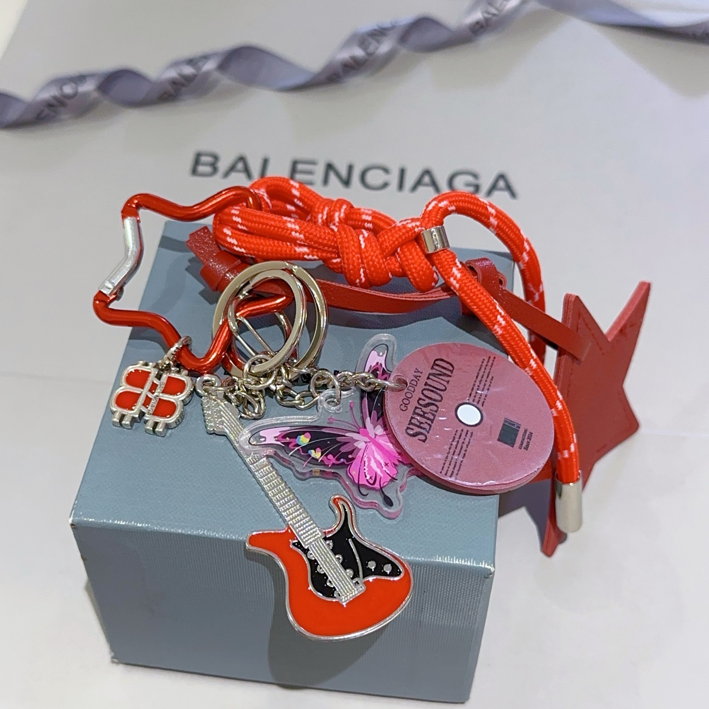 NO:113076,New products released Balenciaga bag hanging keychain Balenciaga keychain The latest bag hanging decoration is higher grade star style classic co-branded design concept keychain series Detailed version aging Non-market glossy version This model has been released. Balenciaga is very easy to match with trendy backpacks, jewelry quality, balenciaga, backpacks, keychain19860909批新品发布 巴黎世家包包挂饰钥匙扣 巴黎世家钥匙扣 最新款包包挂饰档次更高明星同款 经典款联名设计理念钥匙扣系列 细节对版做旧处理 非市面亮面版型 这款一直在出 巴黎世家里面热卖款 非常好搭配潮流背包,饰品精品,balenciaga,backpacks,keychain,Jewelry