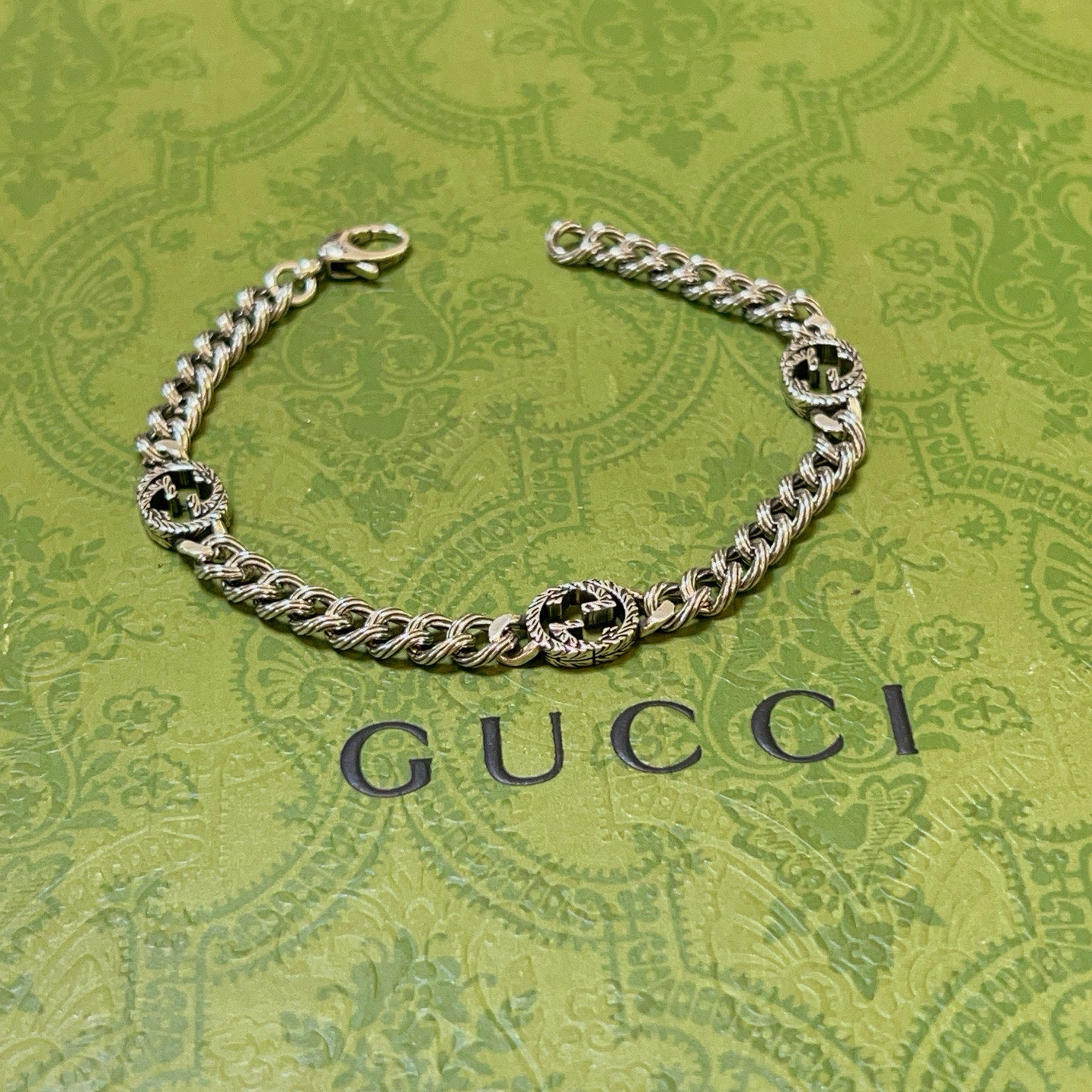 NO:113110,. The latest luxury Gucci bracelet in 2025 is released. High-end brand customization Ceiling in bracelet Luxury lineup design concept Gucci Gucci bracelet latest classic style exquisite and texture are absolutely top feel. Just take a look at it and you will understand the original logo. Super nice. I like to choose clothes for the same style, the same style as men and women. A must-have artifact. The number of codes is 18.20.22.24 cm, jewelry quality, gucci, gucci, bracelet19860909批 . 2025最新出炉奢华古驰手链.高端品牌定制 手链中的天花板 豪华阵容设计理念 Gucci古驰手链最新款的经典款 精致无论款式 质感 都是绝对的顶尖feel 只要看一眼就懂了原版logo 超 nice 搭配衣服最喜欢选择,男女同款 必备神器 码数18.20.22.24厘米,饰品精品,gucci,gucci,bracelet,Jewelry