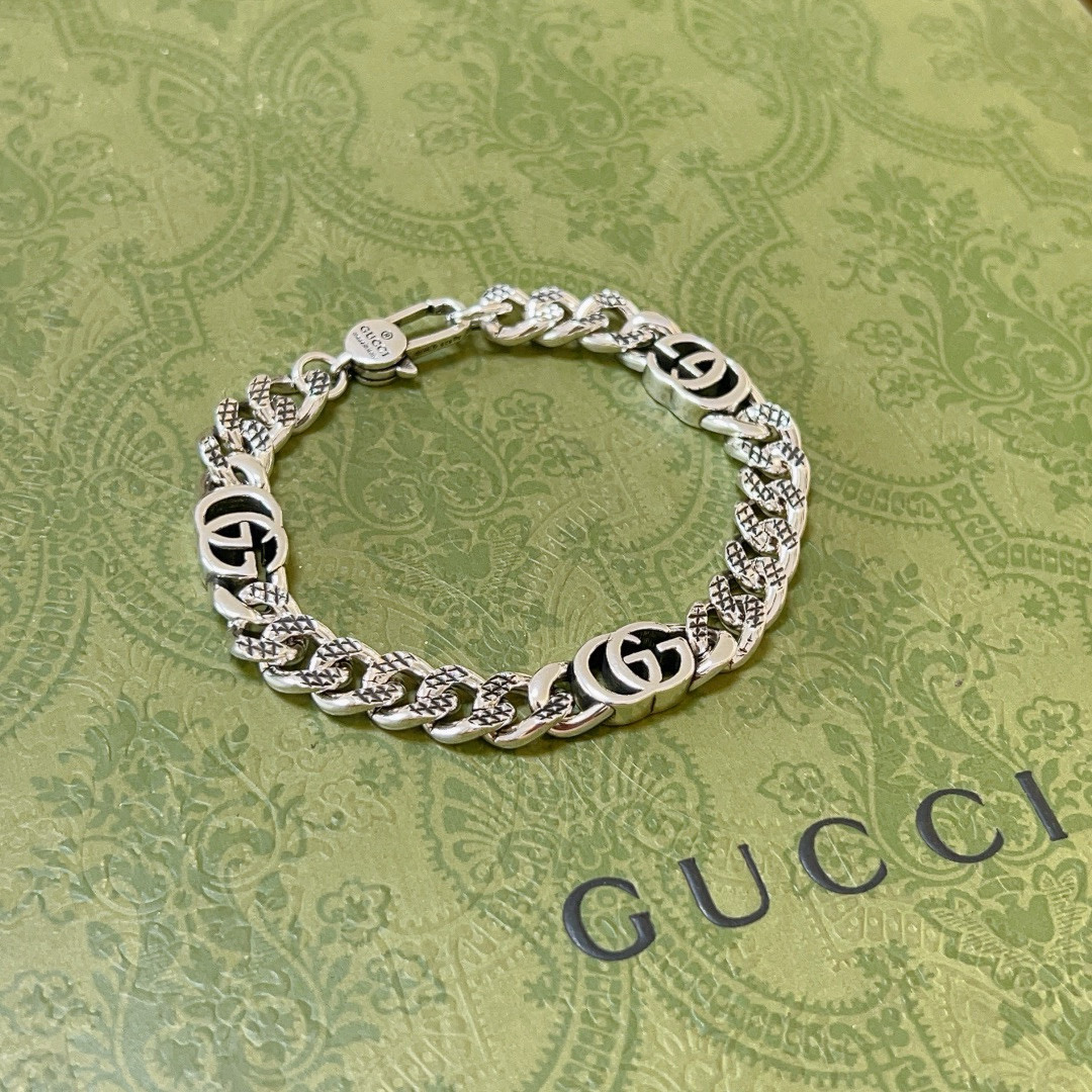 NO:113103,. The latest release of Gucci Gucci bracelets. The latest classic style is exquisite, regardless of style or texture. You can understand the original logo at a glance. Super nice. The best choice for matching clothes. It is a must-have artifact for men and women. The number of codes is 18.20.22.24 cm. You can also change other sizes, jewelry quality, gucci, gucci, bracelet19860909批. 最新出炉 Gucci古驰手链最新款的经典款 精致无论款式 质感 都是绝对的顶尖feel 只要看一眼就懂了原版logo 超 nice 搭配衣服最佳的选择,男女同款必备神器 码数18.20.22.24厘米 还可以改其他尺寸,饰品精品,gucci,gucci,bracelet,Jewelry