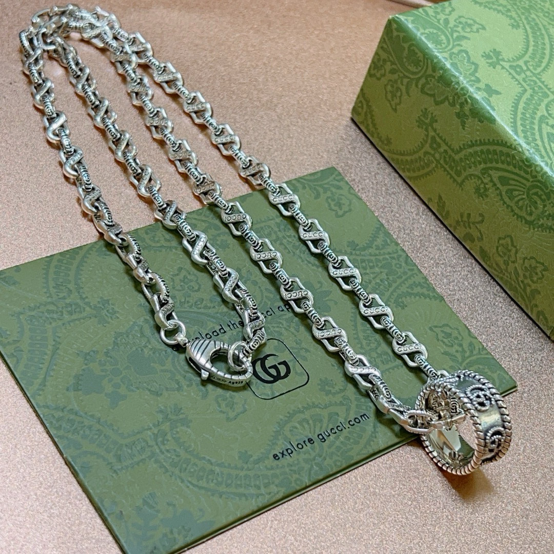 NO:113115,Comment: Too handsome. The latest model of Gucci necklace is higher in chain grade. The same classic model Anger Forest series double G Gucci necklace. Details are used to treat the version. Non-market glossy style. This model has been released. Gucci is very easy to match with trendy clothes, fine accessories, gucci, necklace19860909批 太帅啦 古驰项链最新款链条档次更高明星同款经典款Anger Forest系列双G古驰项链 细节对版做旧处理 非市面亮面版型 这款一直在出 古驰里面热卖款 非常好搭配潮流衣服,饰品精品,gucci,necklace,Jewelry