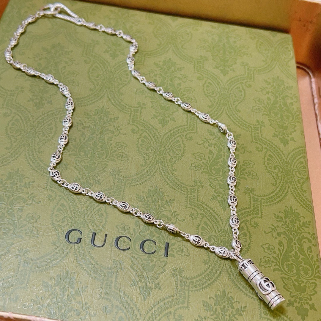 NO:113102,Batch: New products are released without any explosion. The first choice for online celebrities selling goods on Douyin. The latest model of Gucci necklace has a higher chain. Celebrities have the same style. The Anger Forest series double-g design concept retro necklace makes high-end clothes more elegant and more brand-name and personality when going out. Details are used to treat the version. Non-market bright style. This model has been released. Gucci is very good at matching. Premium accessories, gucci, necklace19860909批  新品发布不爆不发 抖音带货网红首选 古驰项链最新款链条档次更高明星同款Anger Forest系列双g设计理念复古项链 让高档的衣服搭配更有气质 出去更有牌面和个性 细节对版做旧处理 非市面亮面版型 这款一直在出 古驰里面热卖款 非常好搭配,饰品精品,gucci,necklace,Jewelry