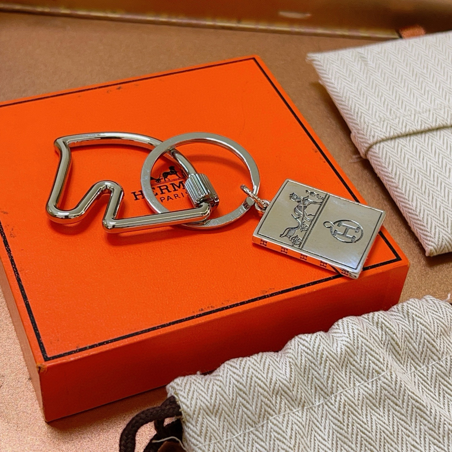 NO:113129,Purchase. New Hermes keychain thickened version, Platinum version. High-end precision version [color][color] Many internet celebrities same style. Hermes hanging decoration keychain is too challenging for the master's craftsmanship. It is not simple to ensure that every detail is in place. High-end customization, same style for men and women, Hermes is popular 1:1 super exquisite star. The same style k gold texture, and the high-end craftsmanship is created. Car keychain is really awesome, jewelry quality, hermes, hermes, keychain19860909批.新款Hermes爱马仕钥匙扣钥匙扣加厚版 铂金版.高级精工版[色][色]众多网红同款 爱马仕挂饰钥匙扣太考验师傅的手艺了 要确保每个细节都到位不简单[色][色] 高端定制 男女同款 爱马仕火爆 1:1超精赞明星 同款 k金质感,精工高端工艺打造出炉. 车钥匙扣上真的赞爆,饰品精品,hermes,hermes,keychain,Jewelry