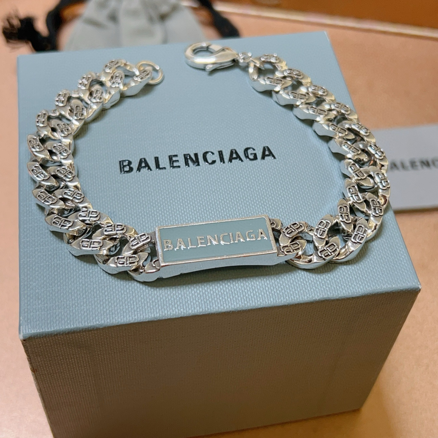 NO:113131,Batch. Original new product Balenciaga bracelets, Balenciaga bracelets, special counters, Balenciaga bracelets, popular products for men, unique design, avant-garde, must-have for both men and women!  Number of codes 18 20 22 24cm, jewelry quality, balenciaga, balenciaga, bracelet19860909批. 原单货新品 巴黎世家 Balenciaga手链专柜一致巴黎世家手链 男士火爆款出货 设计独特 前卫 男女必备！码数18 20 22 24cm,饰品精品,balenciaga,balenciaga,bracelet,Jewelry