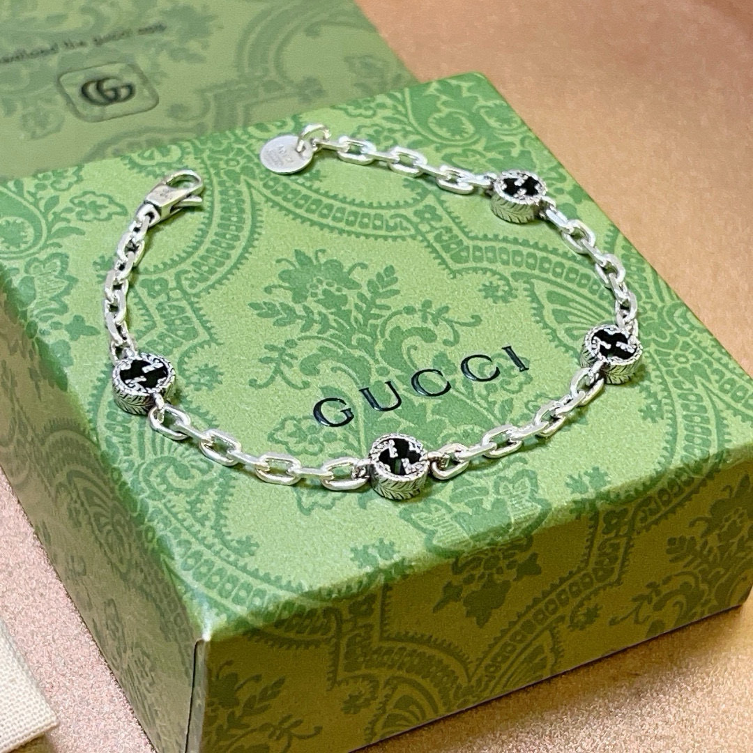 NO:113139,. The latest release of Gucci Gucci bracelets, the latest classic style, exquisite, no matter the style or texture, is absolutely top feel. Just take a look and you will understand the original logo. Super nice. The best choice for matching clothes. It is a must-have artifact for men and women, and the fine jewelry, gucci, gucci, bracelet19860909批. 最新出炉 Gucci古驰手链最新款的经典款 精致无论款式 质感 都是绝对的顶尖feel 只要看一眼就懂了原版logo 超 nice 搭配衣服最佳的选择,男女同款必备神器,饰品精品,gucci,gucci,bracelet,Jewelry