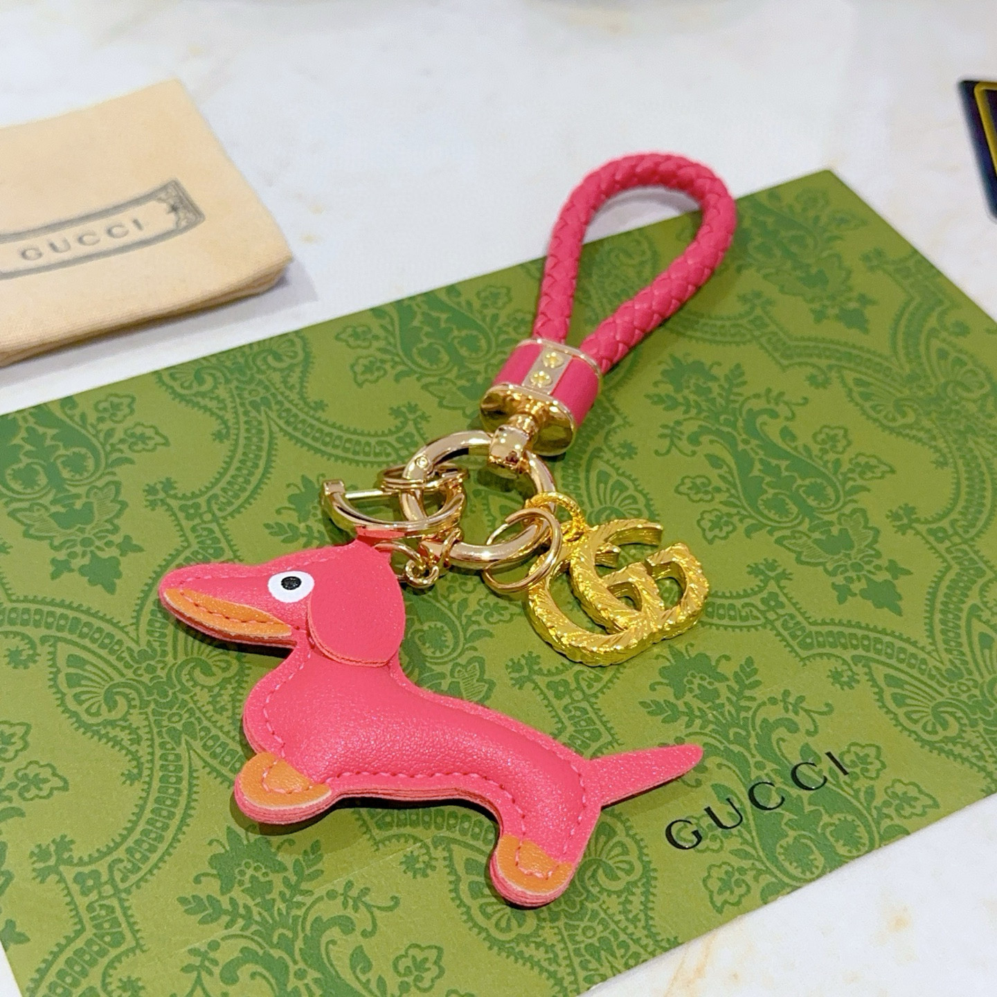 NO:113128,New product release Gucci keychain Gucci bag buckle Latest bag hanging accessories higher grade Celebrity same Anger Forest series dual G classic co-branded design concept keychain series Details are used for the old version Non-market glossy version This model has been released. Gucci is very good to match with trendy backpacks, jewelry boutiques, gucci, backpacks, keychain19860909批新品发布 古驰钥匙扣 古驰包包扣 最新款包包挂饰档次更高明星同款Anger Forest系列双G经典款联名设计理念钥匙扣系列 细节对版做旧处理 非市面亮面版型 这款一直在出 古驰里面热卖款 非常好搭配潮流背包,饰品精品,gucci,backpacks,keychain,Jewelry