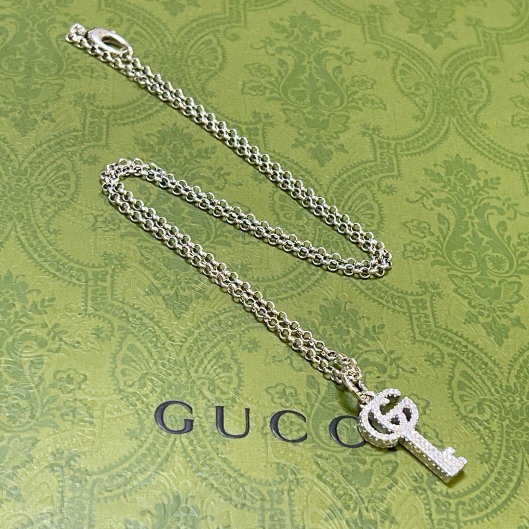 NO:113130,The latest model of Gucci necklaces is higher in chain grade, star style, the same style, Anger Forest series, double G classic style design concept, necklace series, retro silver necklace, details are used to treat, non-market bright style, this model has been released, Gucci is popular in it, very easy to match with trendy clothes, jewelry quality, gucci, necklace19860909批古驰项链最新款链条档次更高明星同款Anger Forest系列双G经典款设计理念项链系列复古银项链 细节对版做旧处理 非市面亮面版型 这款一直在出 古驰里面热卖款 非常好搭配潮流衣服,饰品精品,gucci,necklace,Jewelry
