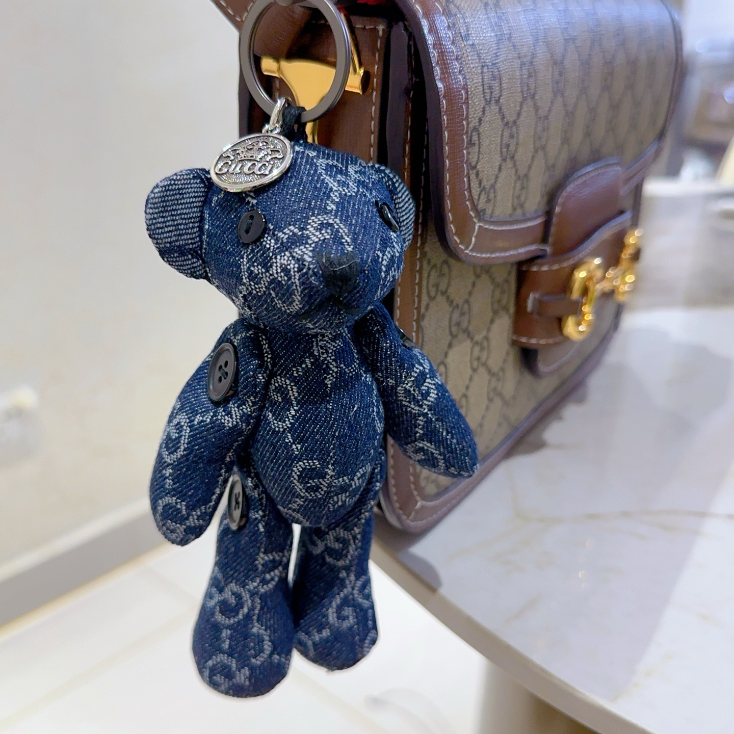 NO:113136,New product release Gucci keychain Gucci bag buckle Latest bag hanging accessories higher grade Celebrity same Anger Forest series dual G classic co-branded design concept keychain series Details are used for the old version Non-market glossy version This model has been released. Gucci is very good to match with trendy backpacks, jewelry boutiques, gucci, backpacks, keychain19860909批新品发布 古驰钥匙扣 古驰包包扣 最新款包包挂饰档次更高明星同款Anger Forest系列双G经典款联名设计理念钥匙扣系列 细节对版做旧处理 非市面亮面版型 这款一直在出 古驰里面热卖款 非常好搭配潮流背包,饰品精品,gucci,backpacks,keychain,Jewelry