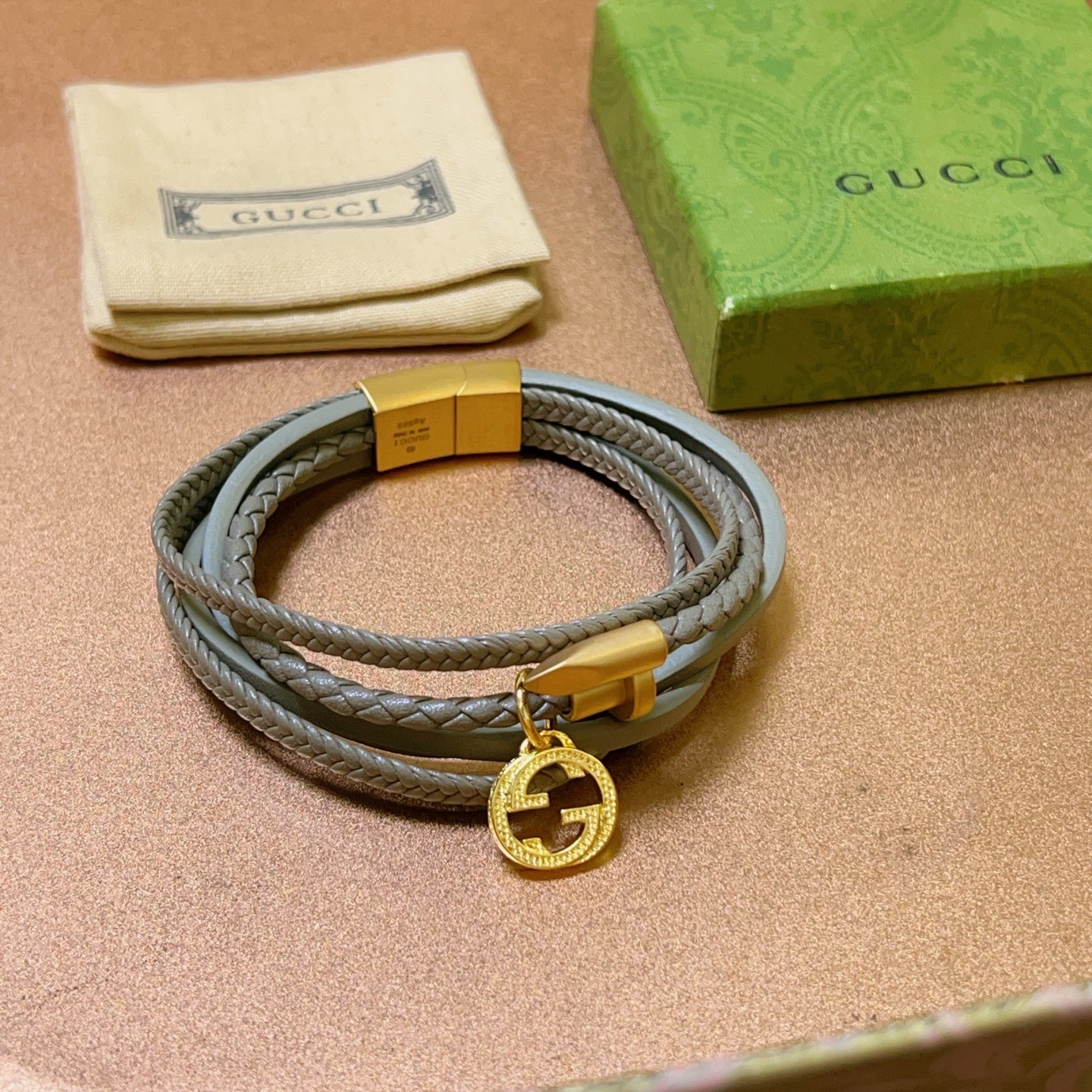 NO:113618,Complete new products are available. Gucci bracelet bracelet bracelet latest model pure handmade top layer cowhide material is higher grade. Stars same style Anger Forest series double G classic series retro silver bracelet bracelet bracelet size: 19.5>>21.5 cm Details are used to treat the version. Non-market glossy style. This model has been released. Gucci is very easy to match with trendy clothes, fine accessories, gucci, bracelet, cowhide19860909批 新品发售 古驰手绳手环最新款纯手工头层牛皮材质档次更高明星同款Anger Forest系列双G经典款系列复古银手链手绳 手绳尺寸:19.5>>21.5厘米 细节对版做旧处理 非市面亮面版型 这款一直在出 古驰里面热卖款 非常好搭配潮流衣服,饰品精品,gucci,bracelet,cowhide,Jewelry