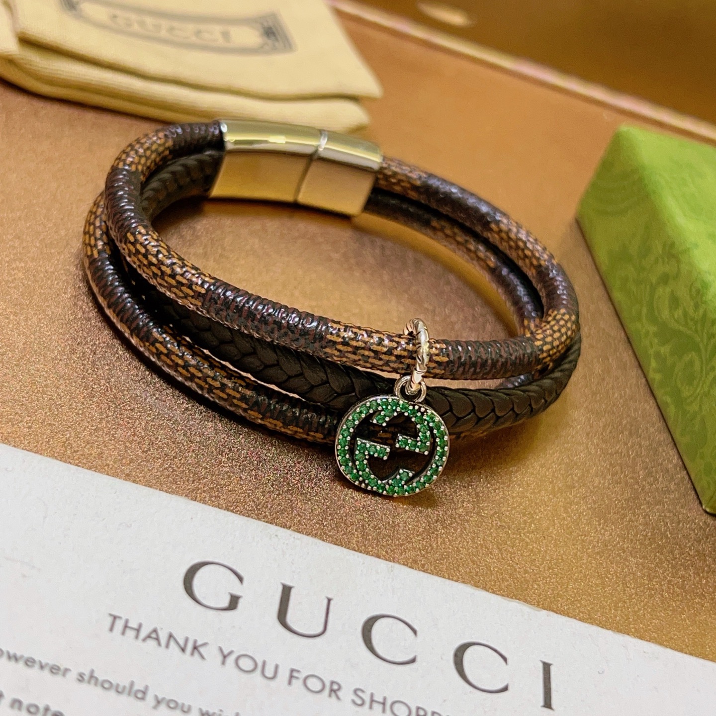 NO:113621,Complete new products are available. Gucci bracelet bracelet bracelet latest model pure handmade top layer cowhide material is higher grade. Stars same style Anger Forest series double G classic series retro silver bracelet bracelet bracelet size: 19.5>>21.5 cm Details are used to treat the version. Non-market glossy style. This model has been released. Gucci is very easy to match with trendy clothes, fine accessories, gucci, bracelet, cowhide19860909批 新品发售 古驰手绳手环最新款纯手工头层牛皮材质档次更高明星同款Anger Forest系列双G经典款系列复古银手链手绳 手绳尺寸:19.5>>21.5厘米 细节对版做旧处理 非市面亮面版型 这款一直在出 古驰里面热卖款 非常好搭配潮流衣服,饰品精品,gucci,bracelet,cowhide,Jewelry