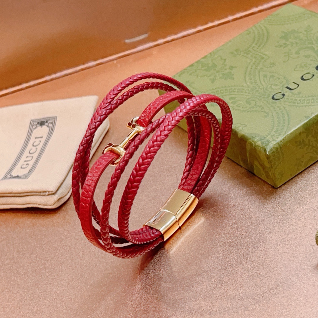 NO:113625,The latest model of Gucci bracelet bracelet is purely handmade retro style pattern cowhide leather higher grade star style Anger Forest series double G classic series retro silver men and women bracelet Bracelet size: 18.5>19.5>20.5>21.5 cm Details are used to treat the version, non-market bright style This model has been released. Gucci is very easy to match with trendy clothes, fine accessories, gucci, bracelet, cowhide19860909批 古驰手绳手环最新款纯手工复古风格纹牛皮档次更高明星同款Anger Forest系列双G经典款系列复古银男女同款手链 手绳尺寸:18.5>19.5>20.5>21.5厘米 细节对版做旧处理 非市面亮面版型 这款一直在出 古驰里面热卖款 非常好搭配潮流衣服,饰品精品,gucci,bracelet,cowhide,Jewelry
