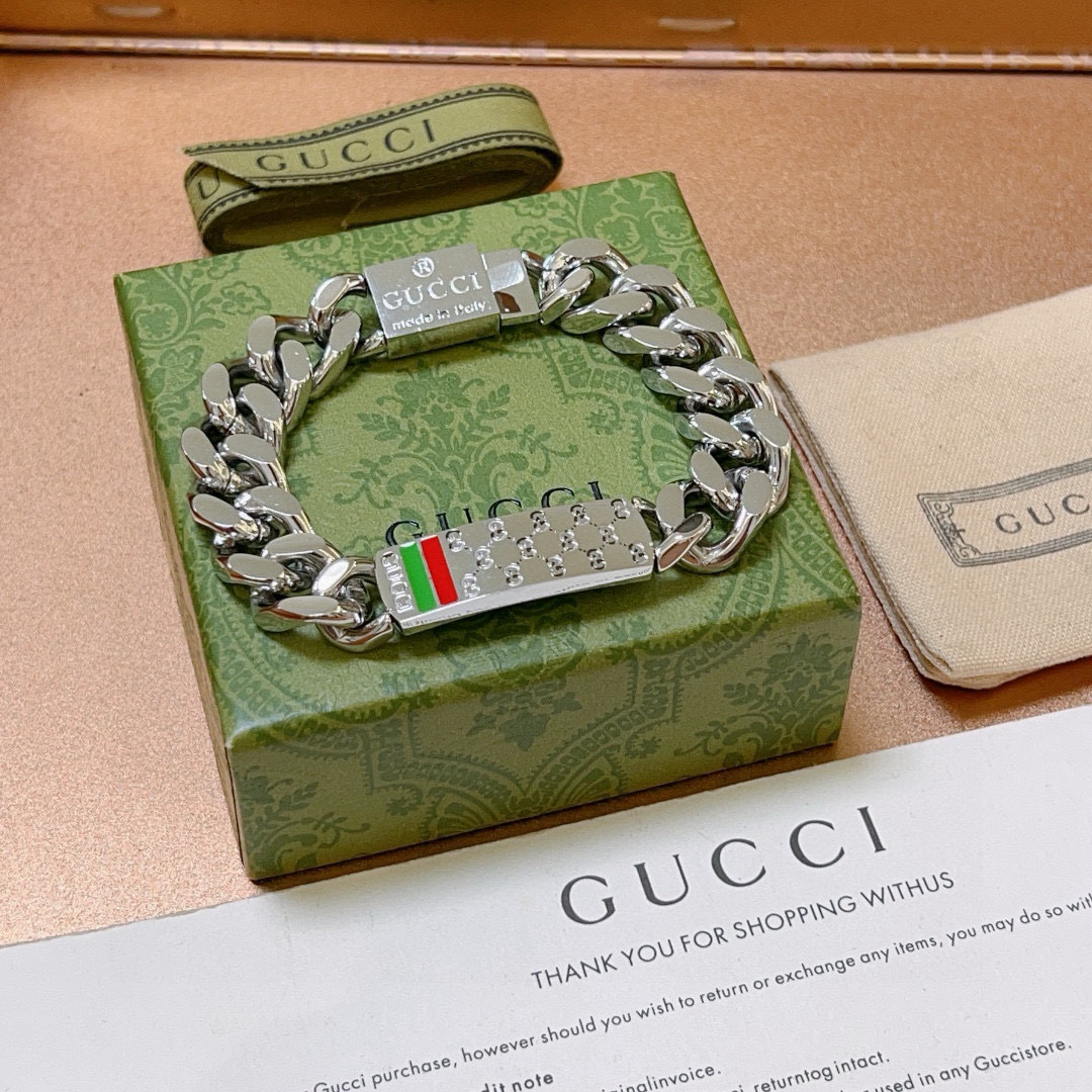 NO:113639,2025 new models released. The latest classic model of Gucci bracelet is exquisite, regardless of style or texture. It is absolutely top feel. Just take a look and you can understand the original logo. Super nice. The best choice for matching clothes. It is a must-have artifact for men and women. Elegant accessories, gucci, gucci, bracelet19860909批. 2025款新出炉 Gucci古驰手链最新款的经典款 精致无论款式 质感 都是绝对的顶尖feel 只要看一眼就懂了原版logo 超 nice 搭配衣服最佳的选择,男女同款必备神器,饰品精品,gucci,gucci,bracelet,Jewelry