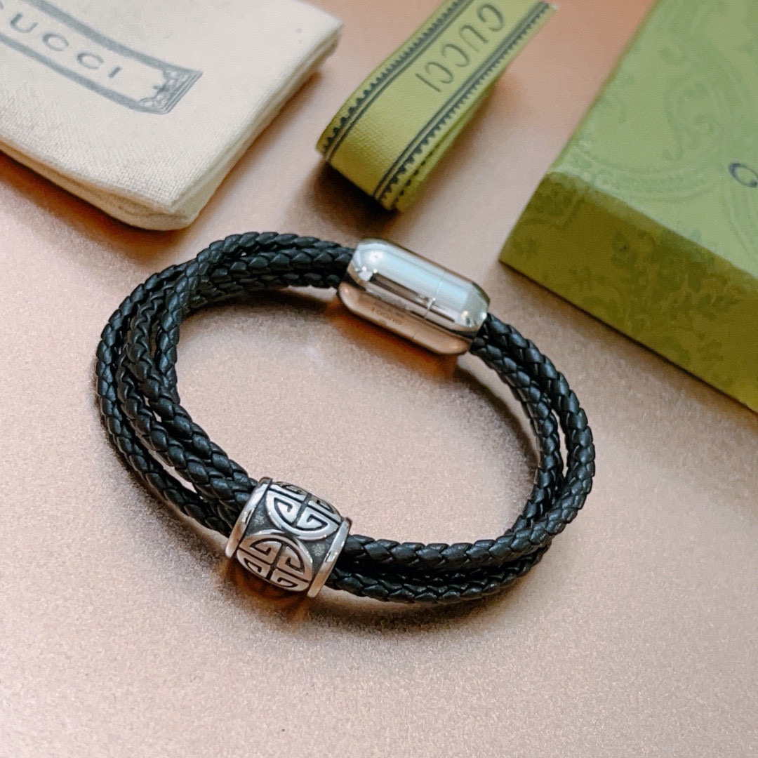 NO:113622,The latest model of Gucci bracelet bracelet is purely handmade, cowhide leather material is higher grade, star style Anger Forest series double G classic series retro silver bracelet Bracelet size: 18.5>19.5>20.5>21.5 cm Details are used to treat the version, non-market bright style This model has been released. Gucci is very easy to match with trendy clothes, fine accessories, gucci, bracelet, cowhide19860909批 古驰手绳手环最新款纯手工头层牛皮材质档次更高明星同款Anger Forest系列双G经典款系列复古银手链 手绳尺寸:18.5>19.5>20.5>21.5厘米 细节对版做旧处理 非市面亮面版型 这款一直在出 古驰里面热卖款 非常好搭配潮流衣服,饰品精品,gucci,bracelet,cowhide,Jewelry
