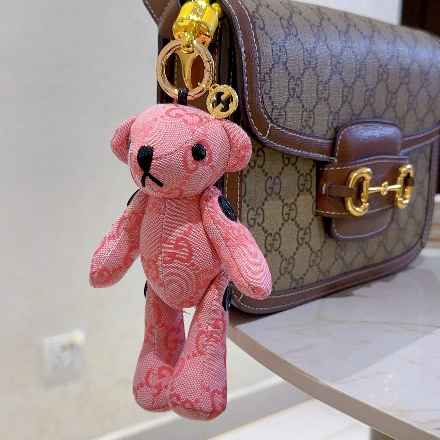 NO:114460,New product release Gucci keychain Gucci bag buckle Latest bag hanging accessories higher grade Celebrity same Anger Forest series dual G classic co-branded design concept keychain series Details are used for the old version Non-market glossy version This model has been released. Gucci is very good to match with trendy backpacks, jewelry boutiques, gucci, backpacks, keychain19860909批新品发布 古驰钥匙扣 古驰包包扣 最新款包包挂饰档次更高明星同款Anger Forest系列双G经典款联名设计理念钥匙扣系列 细节对版做旧处理 非市面亮面版型 这款一直在出 古驰里面热卖款 非常好搭配潮流背包,饰品精品,gucci,backpacks,keychain,Jewelry