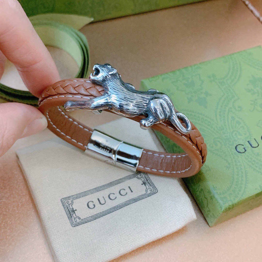NO:114475,The latest model of Gucci bracelet bracelet is purely handmade, cowhide leather material is higher grade, star style Anger Forest series dual G classic series retro bracelet, details are used to treat the version, non-market bright style, this model has been released, Gucci is popular in it, very easy to match with trendy clothes, jewelry quality, gucci, bracelet, cowhide19860909批 古驰手绳手环最新款纯手工头层牛皮材质档次更高明星同款Anger Forest系列双G经典款系列复古手链 细节对版做旧处理 非市面亮面版型 这款一直在出 古驰里面热卖款 非常好搭配潮流衣服,饰品精品,gucci,bracelet,cowhide,Jewelry
