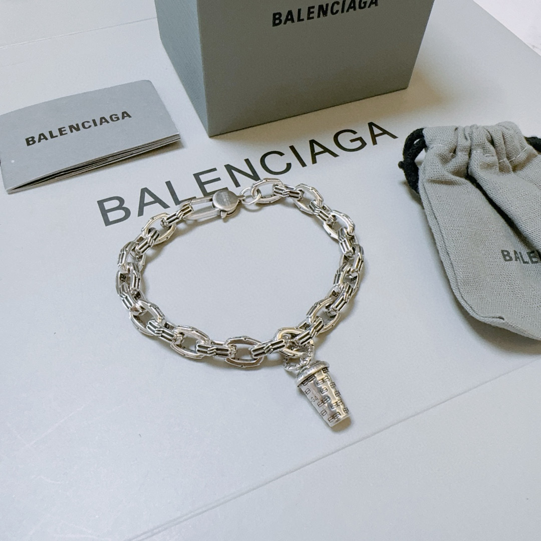 批125。 原单货🔹🔹新品 巴黎世家 Balenciaga手链🔹专柜一致巴黎世家手链 男士火爆款出货 设计独特 前卫 男女必备！码数16-25cm