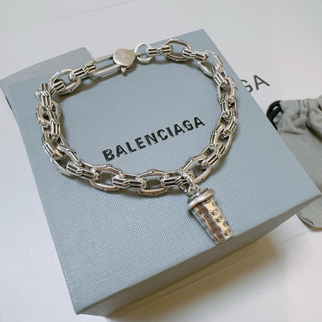 批125。 原单货🔹🔹新品 巴黎世家 Balenciaga手链🔹专柜一致巴黎世家手链 男士火爆款出货 设计独特 前卫 男女必备！码数16-25cm