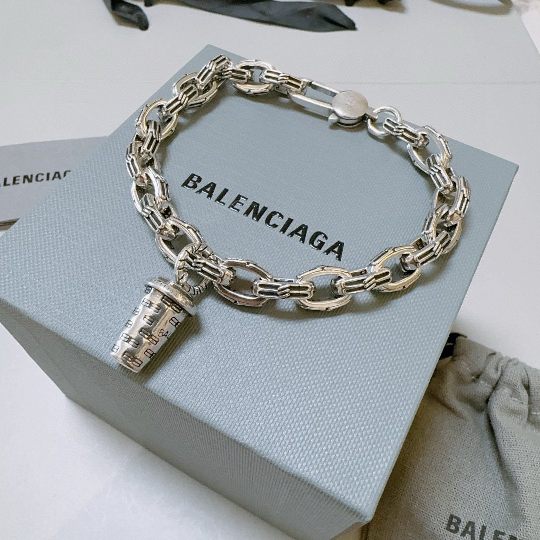 批125。 原单货🔹🔹新品 巴黎世家 Balenciaga手链🔹专柜一致巴黎世家手链 男士火爆款出货 设计独特 前卫 男女必备！码数16-25cm