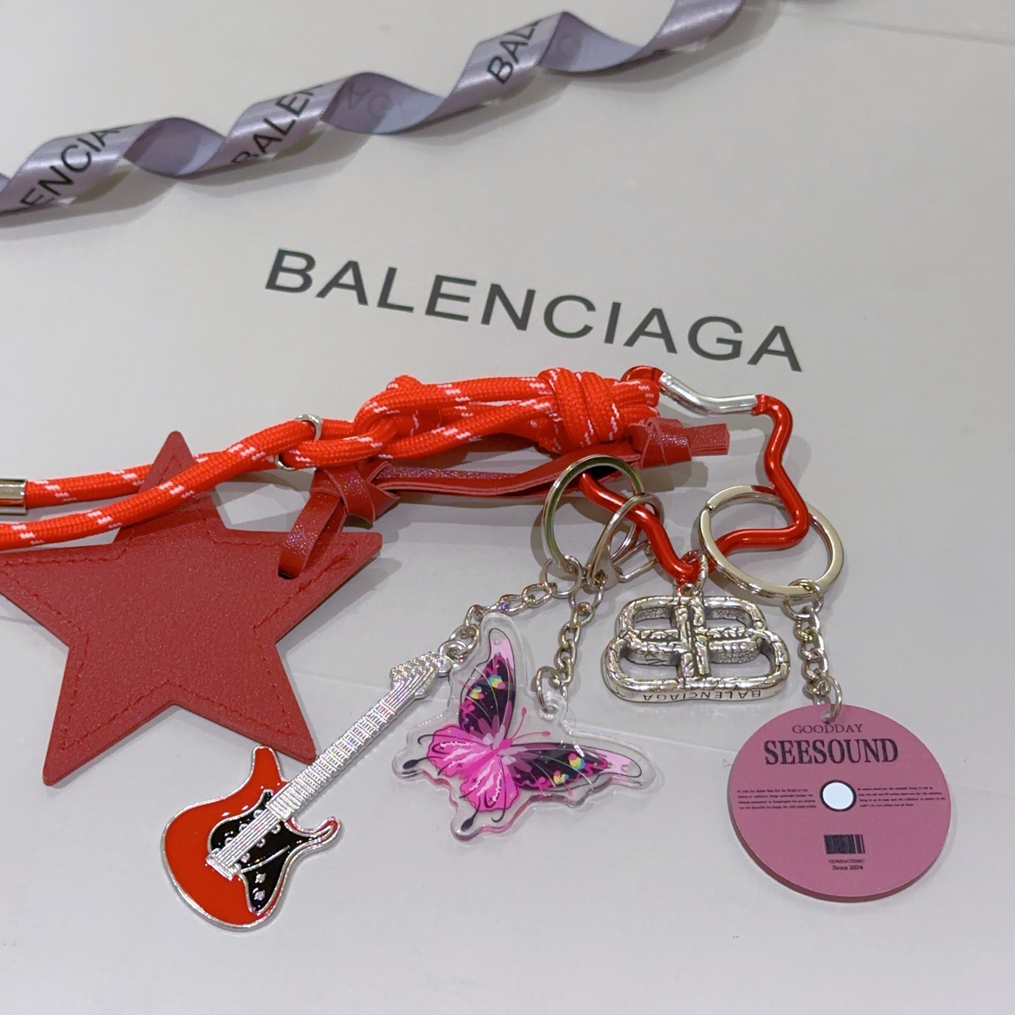 NO:114487,New products released Balenciaga bag hanging keychain Balenciaga keychain The latest bag hanging decoration is higher grade star style classic co-branded design concept keychain series Detailed version aging Non-market glossy version This model has been released. Balenciaga is very easy to match with trendy backpacks, jewelry quality, balenciaga, backpacks, keychain19860909批新品发布 巴黎世家包包挂饰钥匙扣 巴黎世家钥匙扣 最新款包包挂饰档次更高明星同款 经典款联名设计理念钥匙扣系列 细节对版做旧处理 非市面亮面版型 这款一直在出 巴黎世家里面热卖款 非常好搭配潮流背包,饰品精品,balenciaga,backpacks,keychain,Jewelry