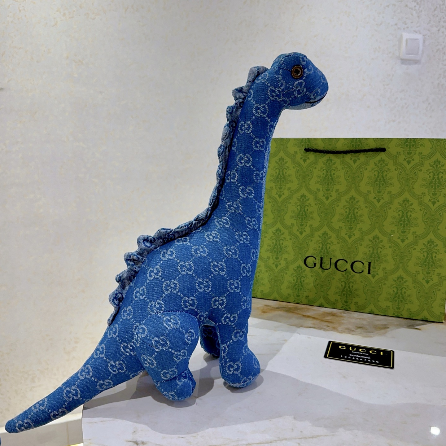 NO:114493,Batch. Hot products are coming. Gucci official website first new dinosaur doll is available for sale exclusively with high quality. New exports to France. New products are released. Gucci's dinosaur dolls are exclusively movable in joints, pure handmade craftsmanship, texture and fullness are all in place. There are not many spots, slow hands are super cute. Looking forward to my dinosaurs. Put them in the car and have a full sense of high quality at home. 40cm size, fine jewelry, gucci19860909批. 爆款来袭 古驰官网首发新品恐龙玩偶独家高品质发售 出口法国订单新品发布 ,古驰的的一款恐龙公仔恐龙独家关节可动,纯手工制作工艺 质感 饱满度全部到位 现货不多,手慢无 超级可爱的 期待我的恐龙.放车里放家里高级感满满 40cm的尺寸,饰品精品,gucci,Jewelry