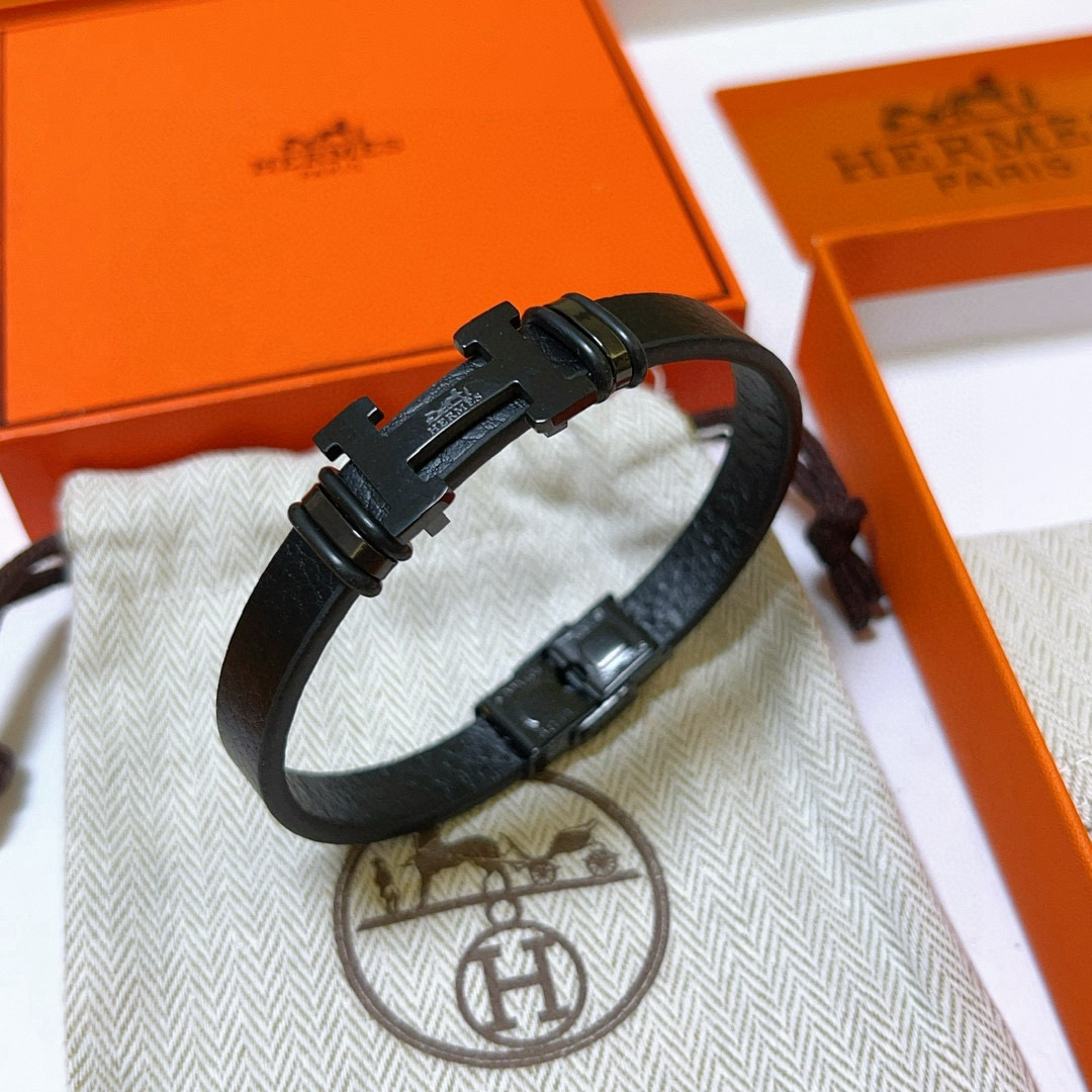 NO:114489,Bill. New Hermes bracelet bracelet thickened version, Platinum version. High-end precision version [color][color] Many internet celebrities same style. Hermes bracelets test the master's craftsmanship too much. It's not simple. [color][color] High-end customization, same style for men and women, Hermes is popular 1:1 super exquisite star. The same style k gold texture, and the high-end craftsmanship is created. It is really awesome to use, and the jewelry is boutique, hermes, hermes, bracelet19860909批.新款Hermes爱马仕手链编织手绳加厚版 铂金版.高级精工版[色][色]众多网红同款 爱马仕手链太考验师傅的手艺了 要确保每个细节都到位不简单[色][色] 高端定制 男女同款 爱马仕火爆 1:1超精赞明星 同款 k金质感,精工高端工艺打造出炉. 上手真的赞爆,饰品精品,hermes,hermes,bracelet,Jewelry