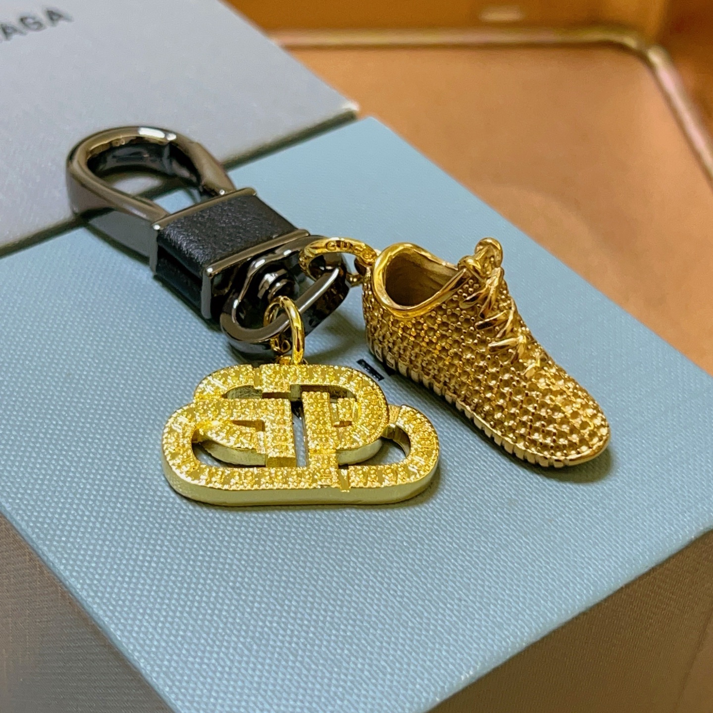 NO:114495,New products released Balenciaga bag hanging keychain Balenciaga keychain The latest bag hanging decoration is higher grade star style classic co-branded design concept keychain series Detailed version aging Non-market glossy version This model has been released. Balenciaga is very easy to match with trendy backpacks, jewelry quality, balenciaga, backpacks, keychain19860909批新品发布 巴黎世家包包挂饰钥匙扣 巴黎世家钥匙扣 最新款包包挂饰档次更高明星同款 经典款联名设计理念钥匙扣系列 细节对版做旧处理 非市面亮面版型 这款一直在出 巴黎世家里面热卖款 非常好搭配潮流背包,饰品精品,balenciaga,backpacks,keychain,Jewelry