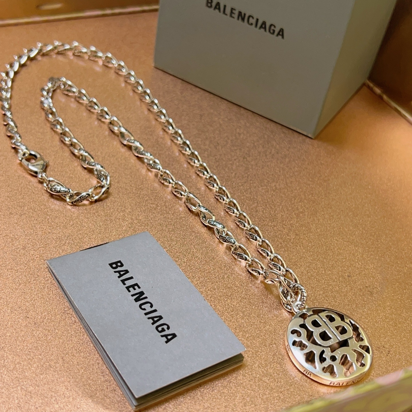 NO:114498,Batch original single product Balenciaga Necklace Balenciaga New necklace counter is consistent, fine workmanship, every detail process is in place, fine design craftsmanship, hot products shipped, unique retro style Balenciaga Necklace, fine jewelry, balenciaga, balenciaga, necklace19860909批 原单货新品 巴黎世家项链 Balenciaga 新款项链专柜一致 细节做工精细 每个细节流程到位 设计工艺精细 火爆款出货 设计独特 复古风格 巴黎世家项链,饰品精品,balenciaga,balenciaga,necklace,Jewelry