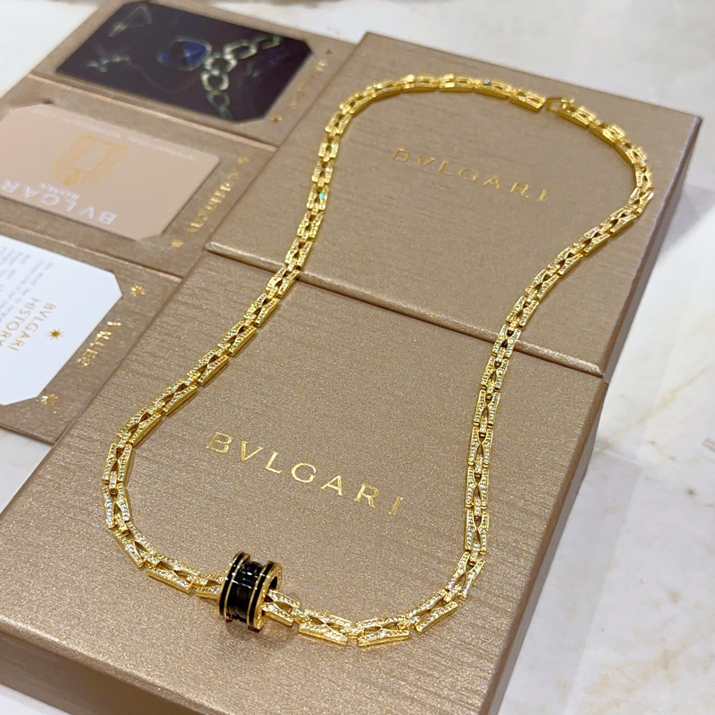 NO:114513,Bulgari necklace V gold material. BVLGARI DIVAS' DREAM series. Perfect quality and invincible details. The unique color is completely impeccable. It is decorated with a classic ring shape design. It is simple but elegant and eye-catching. The combination of gold makes the complexion look more elegant and charming. The same style as men and women. Bulgari necklace with a chain length of 60cm, fine jewelry, bottega veneta, bvlgari, bvlgari, necklace, gold19860909批.宝格丽项链V金材质.BVLGARI宝格丽 DIVAS‘ DREAM 系列 品相完美,细节无敌,那种独特的色泽完全无可挑剔,再缀以经典指环外形设计,简约之余却又优雅夺目,黄金的组合更显气色,上身雅致动人.男女同款 宝格丽项链 链长60cm,饰品精品,bottega veneta,bvlgari,bvlgari,necklace,gold,Jewelry