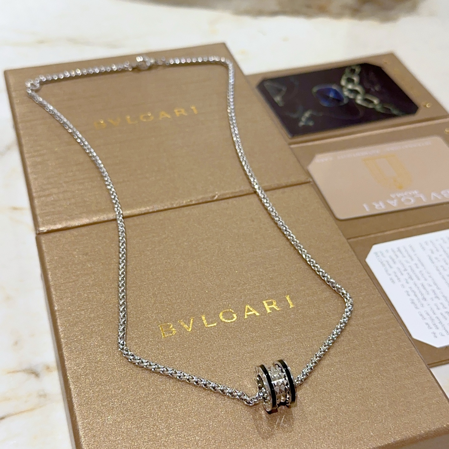 NO:114516,Bulgari necklace V gold material. BVLGARI DIVAS' DREAM series. Perfect appearance and invincible details. The unique color is completely impeccable. It is decorated with a classic ring shape design. It is simple but elegant and eye-catching. The combination of platinum makes the complexion look more elegant and the upper body is elegant and moving. The same style as men and women. Bulgari necklace chain length 60cm, fine jewelry, bottega veneta, bvlgari, bvlgari, necklace19860909批.宝格丽项链V金材质.BVLGARI宝格丽 DIVAS‘ DREAM 系列 品相完美,细节无敌,那种独特的色泽完全无可挑剔,再缀以经典指环外形设计,简约之余却又优雅夺目,铂金的组合更显气色,上身雅致动人.男女同款 宝格丽项链 链长60cm,饰品精品,bottega veneta,bvlgari,bvlgari,necklace,Jewelry