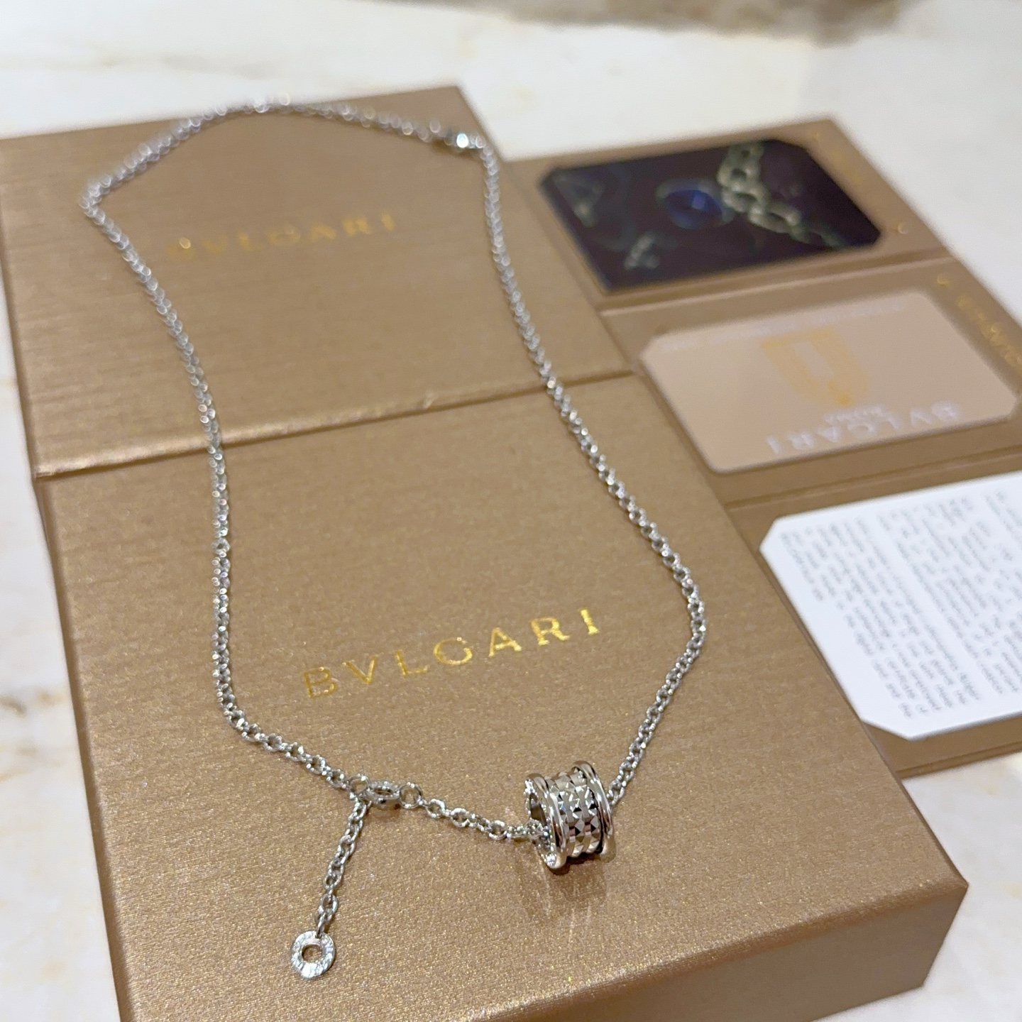 NO:114526,Bulgari necklace V gold material. BVLGARI DIVAS' DREAM series. Perfect appearance and invincible details. The unique color is completely impeccable. It is decorated with a classic ring shape design. It is simple but elegant and eye-catching. The combination of platinum makes the complexion look more elegant and the upper body is elegant and moving. The same style as men and women. Bulgari necklace chain length 60cm, fine jewelry, bottega veneta, bvlgari, bvlgari, necklace19860909批.宝格丽项链V金材质.BVLGARI宝格丽 DIVAS‘ DREAM 系列 品相完美,细节无敌,那种独特的色泽完全无可挑剔,再缀以经典指环外形设计,简约之余却又优雅夺目,铂金的组合更显气色,上身雅致动人.男女同款 宝格丽项链 链长60cm,饰品精品,bottega veneta,bvlgari,bvlgari,necklace,Jewelry