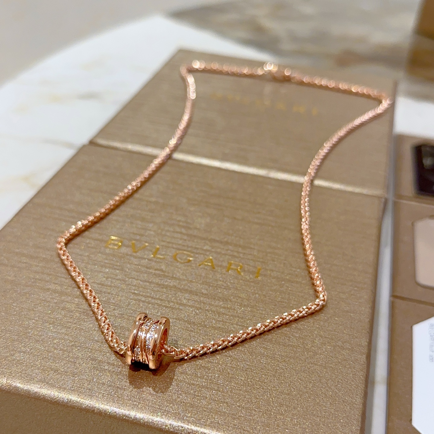 NO:114528,Bulgari necklace V gold material. BVLGARI DIVAS' DREAM series. Perfect appearance and invincible details. The unique color is completely impeccable. It is decorated with a classic ring shape design. It is simple but elegant and eye-catching. The combination of rose gold makes the complexion look more elegant and charming. The same style as men and women. Bulgari necklace. The chain length is 60cm, and the jewelry is boutique. Bottega veneta, bvlgari, bvlgari, necklace19860909批.宝格丽项链V金材质.BVLGARI宝格丽 DIVAS‘ DREAM 系列 品相完美,细节无敌,那种独特的色泽完全无可挑剔,再缀以经典指环外形设计,简约之余却又优雅夺目,玫瑰金的组合更显气色,上身雅致动人.男女同款 宝格丽项链 链长60cm,饰品精品,bottega veneta,bvlgari,bvlgari,necklace,Jewelry