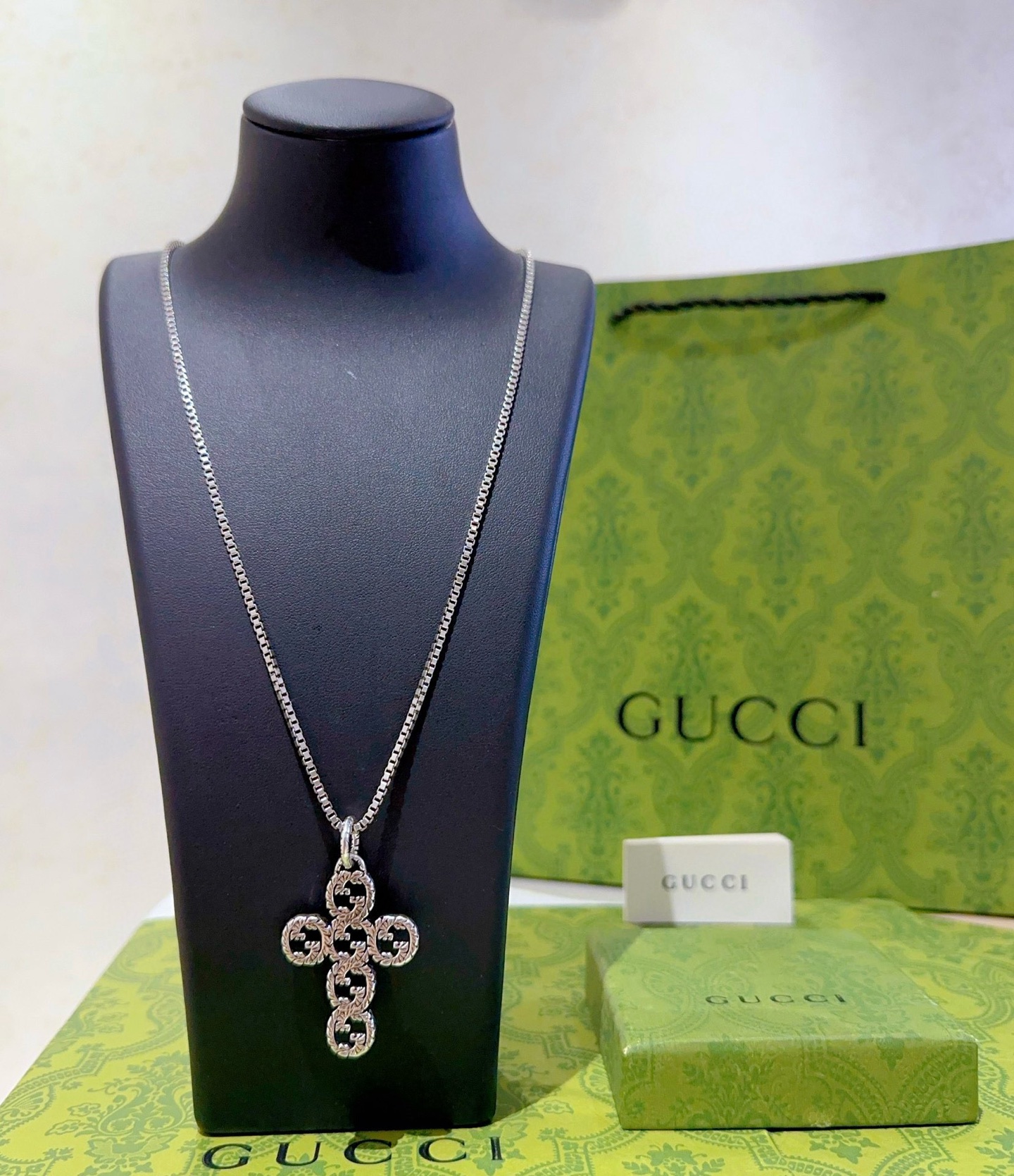 NO:114754,The latest model of Gucci necklace is higher in chain grade, star style Anger Forest series double G pendant Gucci necklace, details are used to treat the version, non-market glossy version, this model has been released, Gucci is popular in it, very easy to match with trendy clothes, jewelry quality, gucci, necklace19860909批 古驰项链最新款链条档次更高明星同款Anger Forest系列双G吊坠古驰项链 细节对版做旧处理 非市面亮面版型 这款一直在出 古驰里面热卖款 非常好搭配潮流衣服,饰品精品,gucci,necklace,Jewelry