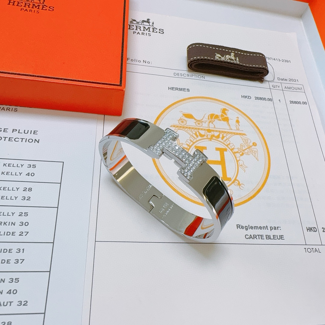 NO:115626,Batch. Hermes bracelet inlaid with AAA zircon, platinum version. It tests the master's skills. Make sure that every diamond is inlaid with good color. [color]. High-end customization. Goddess. All Hermes are popular. Bracelets are super exquisite. All stars. The same style. High-end material is gold-plated, k-gold texture, and seductively inlaid with high carbon diamonds. I really like it when I get started. Good jewelry, hermes, bracelet, gold plating.19860909批. 爱马仕手镯 镶嵌AAA锆石,铂金版 太考验师傅的手艺了 要确保每颗钻都镶嵌好[色][色] 高端定制 女神 都爱爱马仕火爆 手镯 超精赞各路女神 明星 同款 高端材质镀金,k金质感,精工镶嵌高碳钻.上手真的赞,饰品精品,hermes,bracelet,gold plating,Jewelry