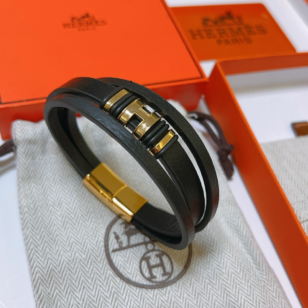 NO:115629,Batch New Products Release Hermes Bracelet Bracelet Latest Model pure handmade cowhide leather material higher grade Stars same H series classic series bracelet bracelet Details are used for the old version Non-market glossy version This model has been released. Hermes is very popular in the market. It is very easy to match trendy clothes, jewelry quality, hermes, bracelet, cowhide19860909批 新品发售 爱马仕手绳手环最新款纯手工头层牛皮材质档次更高明星同款H系列系列经典款系列手链手绳 细节对版做旧处理 非市面亮面版型 这款一直在出 爱马仕里面热卖款 非常好搭配潮流衣服,饰品精品,hermes,bracelet,cowhide,Jewelry