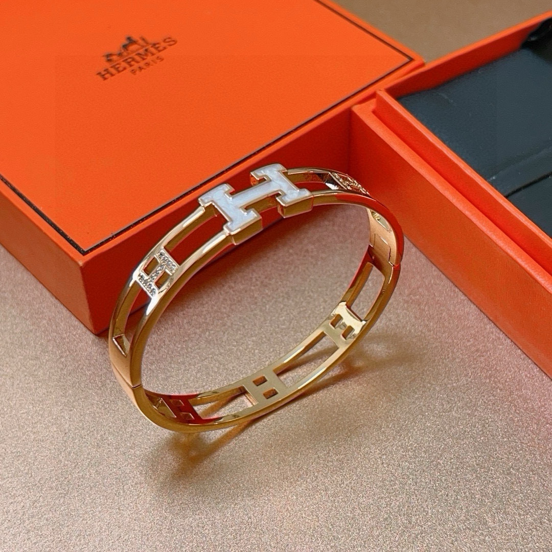 NO:115630,Critic. Hermes bracelets are so testing the master's skills that you must ensure good details [color] [color] High-end customization Goddesses are all popular Bracelets are super exquisite goddesses Celebrities same style High-end material is gold-plated, K-gold texture is really good, jewelry quality, hermes, bracelet, gold plating19860909批. 爱马仕手镯 太考验师傅的手艺了 要确保细节好[色][色] 高端定制 女神 都爱爱马仕火爆 手镯 超精赞各路女神 明星 同款 高端材质镀金,k金质感上手真的赞,饰品精品,hermes,bracelet,gold plating,Jewelry
