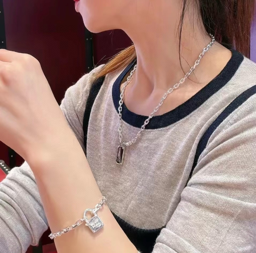 。 最新出炉手链 独家高品质🌼 Gucci古驰手链最新款的经典款 精致无论款式 质感 都是绝对的顶尖fe