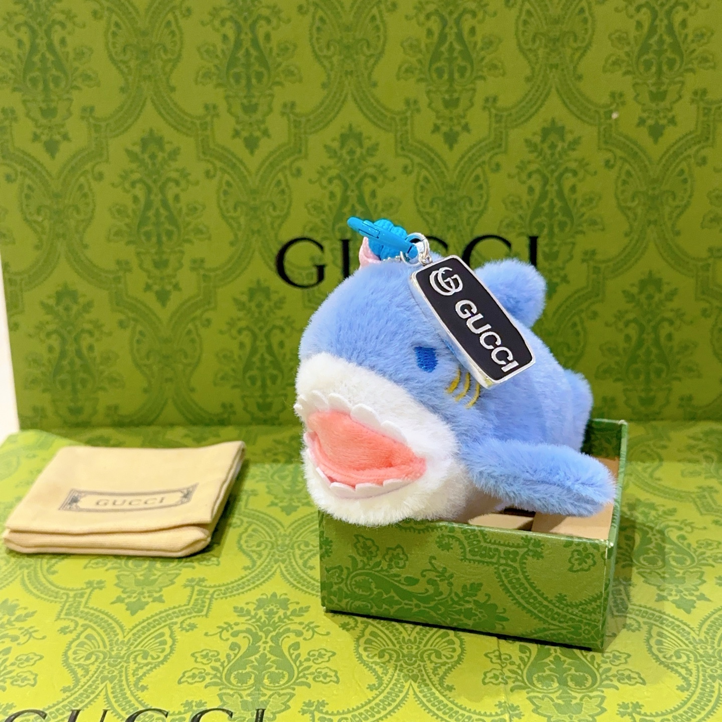 批95   2025款古驰爆款来袭 新品发布 👒𝐆𝐮𝐜𝐜𝐢古驰钥匙扣古驰包包扣 最新款包包挂饰档次更高明星同款Anger Forest系列双G经典款联名设计理念钥匙扣系列
细节对版做旧处理 非市面亮面版型 
这款一直在出 古驰里面热卖款 非常好搭配潮流背包👔🥿