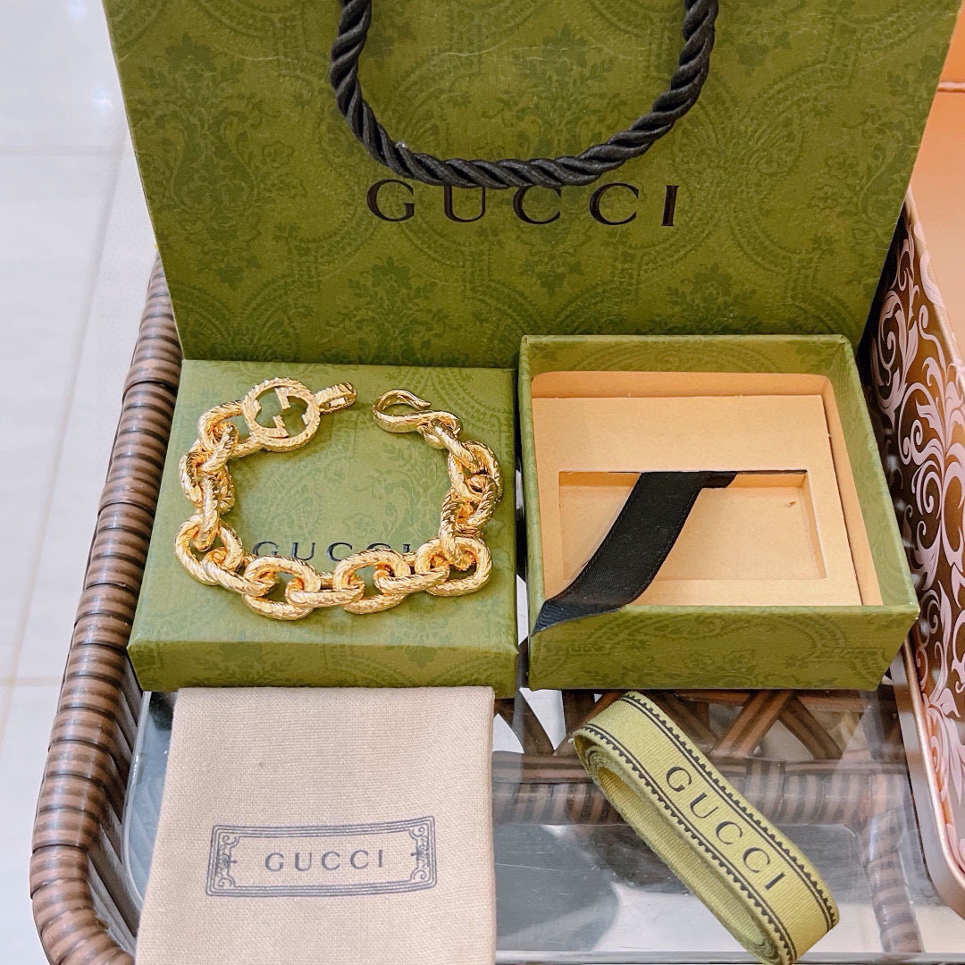 。 最新出炉黄金土豪版手链 独家高品质🌼 Gucci古驰手链最新款的经典款 精致无论款式 质感 都是绝对