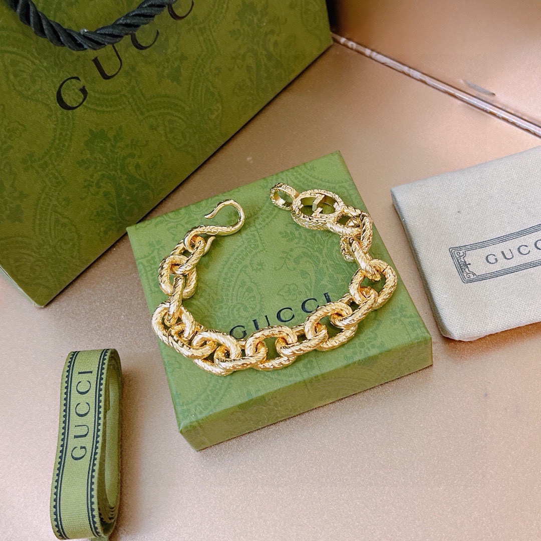 。 最新出炉黄金土豪版手链 独家高品质🌼 Gucci古驰手链最新款的经典款 精致无论款式 质感 都是绝对
