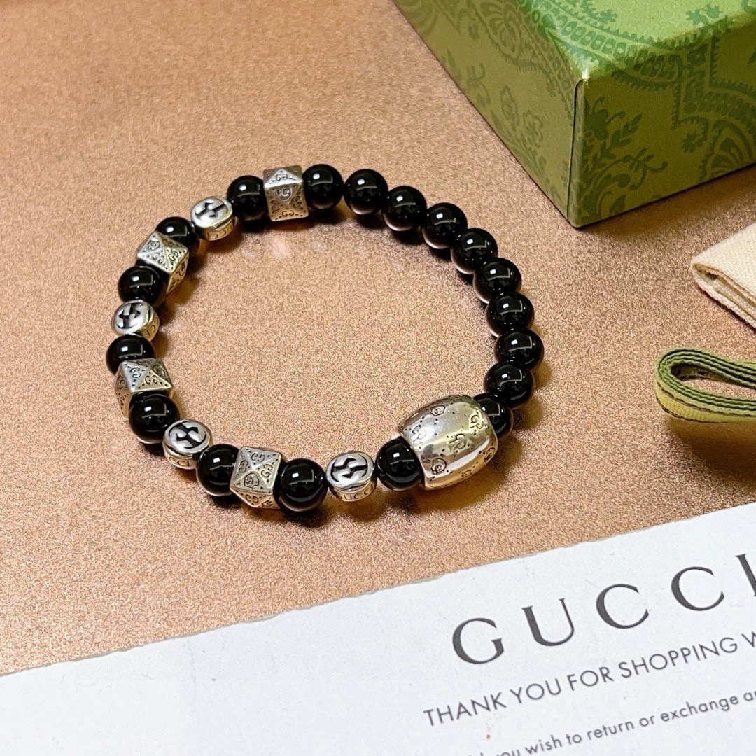 NO:380225,Buy Gucci bracelets are the same as men and women. The latest natural black agate bracelets are higher in grade. Stars are the same as Anger Forest series double g black agate crystal bracelet. Size: 16-24 cm. Details are used to treat the old version. Non-market bright version. This one is always being made on the market. Gucci is popular in the best version. Very easy to match clothes, fine accessories, gucci, bracelet19860909批 古驰手链男女同款 最新款天然黑玛瑙手链档次更高明星同款Anger Forest系列双g黑玛瑙水晶手链 尺寸:16-24厘米 细节对版做旧处理 非市面亮面版型 非市面普通做这款一直在出 古驰里面热卖款 非常好搭配衣服,饰品精品,gucci,bracelet,Jewelry