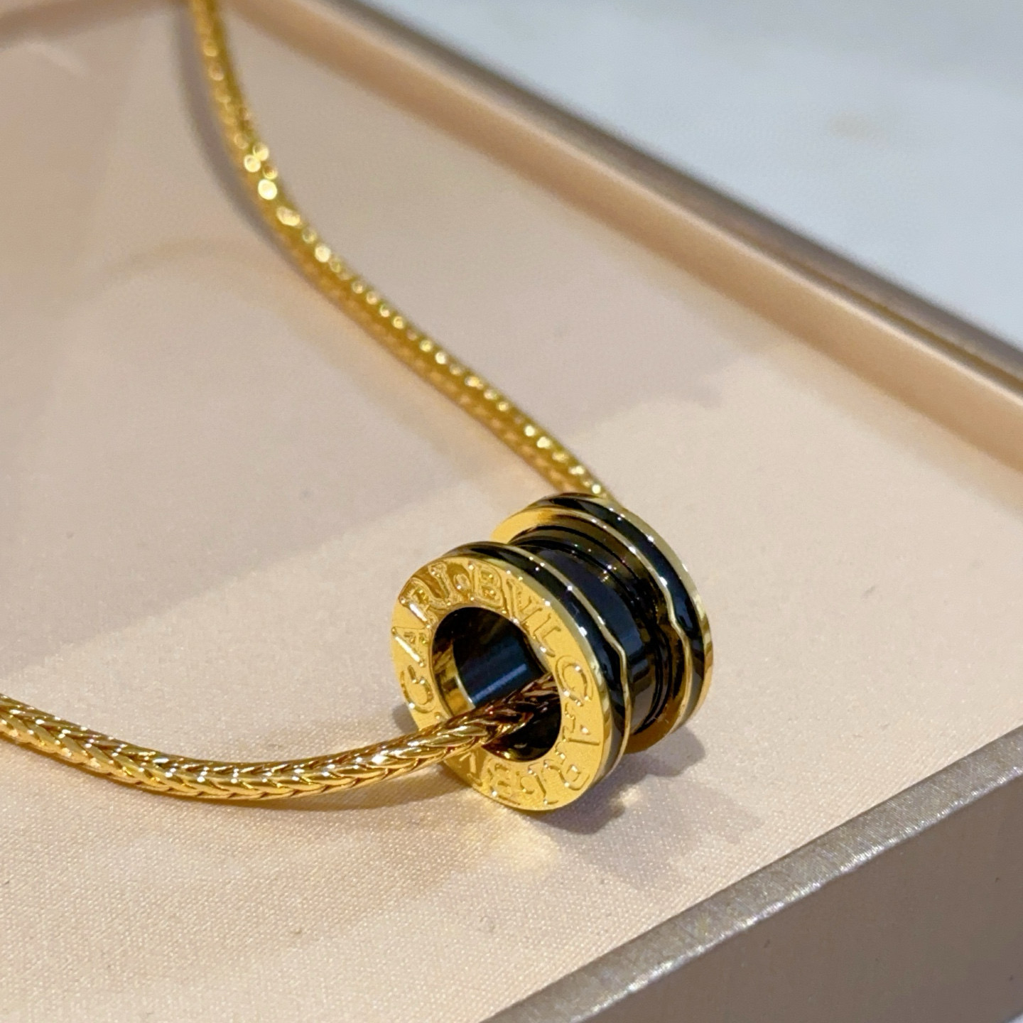 NO:380239,Bulgari necklace V gold material. BVLGARI DIVAS' DREAM series. Perfect appearance and invincible details. The unique color is completely impeccable. It is decorated with a classic ring shape design. It is simple but elegant and eye-catching. The combination of gold and gold makes the look more elegant and charming. The same style as men and women. Bulgari necklace, jewelry boutique, bottega veneta, bvlgari, bvlgari, necklace, gold19860909批.宝格丽项链V金材质.BVLGARI宝格丽 DIVAS‘ DREAM 系列 品相完美,细节无敌,那种独特的色泽完全无可挑剔,再缀以经典指环外形设计,简约之余却又优雅夺目,黄金金的组合更显气色,上身雅致动人.男女同款 宝格丽项链,饰品精品,bottega veneta,bvlgari,bvlgari,necklace,gold,Jewelry