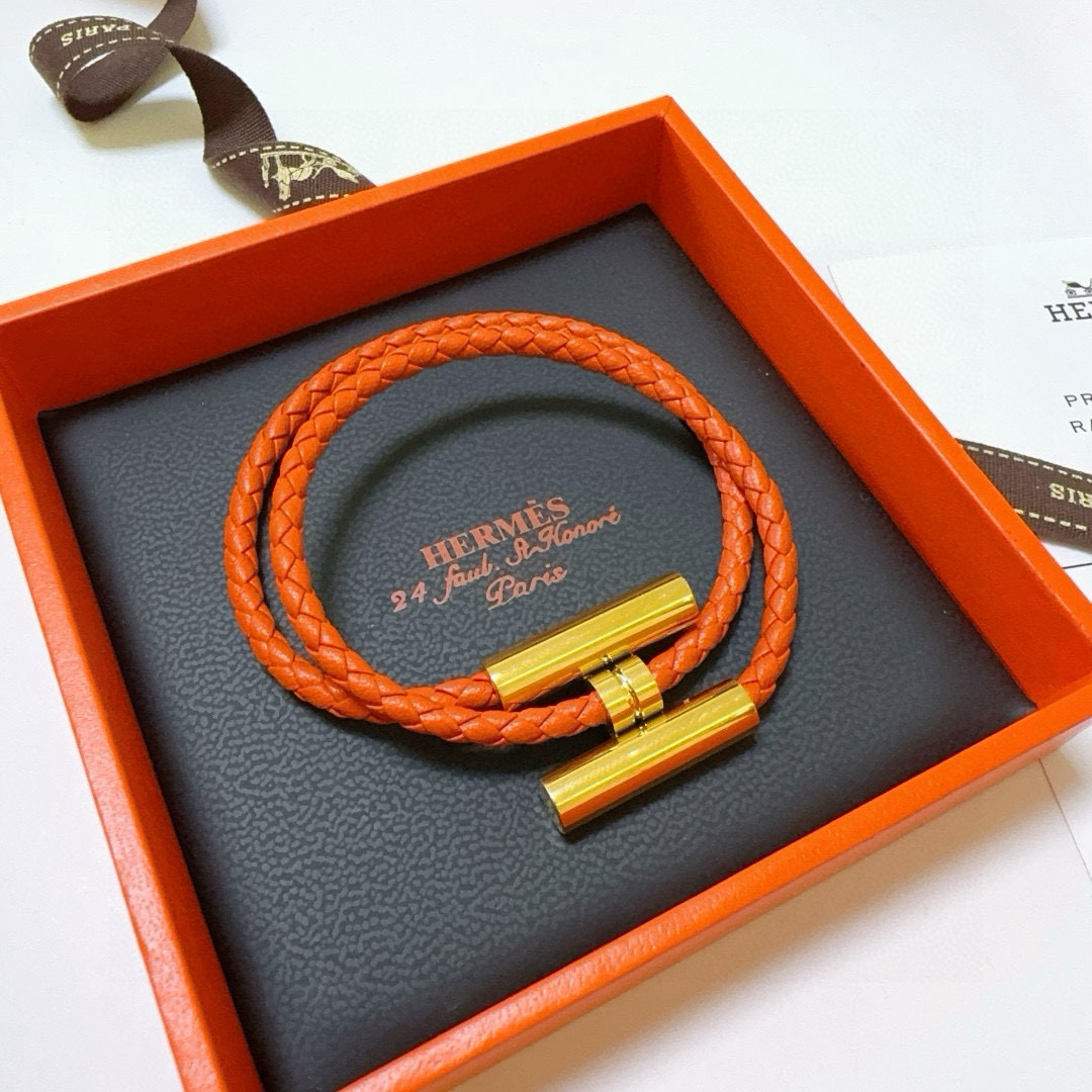 NO:380242,Bill. New Hermes bracelet braided braided braids thickened version, gold version. High-end precision version [color][color] Many internet celebrities same style. Hermes bracelets test the master's craftsmanship too much. It's not simple. [color][color] High-end customization, same style for men and women, Hermes is popular 1:1 super exquisite star. The same style k gold texture, and the high-end craftsmanship is created. It's really great to use, jewelry quality, hermes, hermes, bracelet, gold19860909批.新款Hermes爱马仕手链编织手绳加厚版 黄金版.高级精工版[色][色]众多网红同款 爱马仕手链太考验师傅的手艺了 要确保每个细节都到位不简单[色][色] 高端定制 男女同款 爱马仕火爆 1:1超精赞明星 同款 k金质感,精工高端工艺打造出炉. 上手真的赞爆,饰品精品,hermes,hermes,bracelet,gold,Jewelry