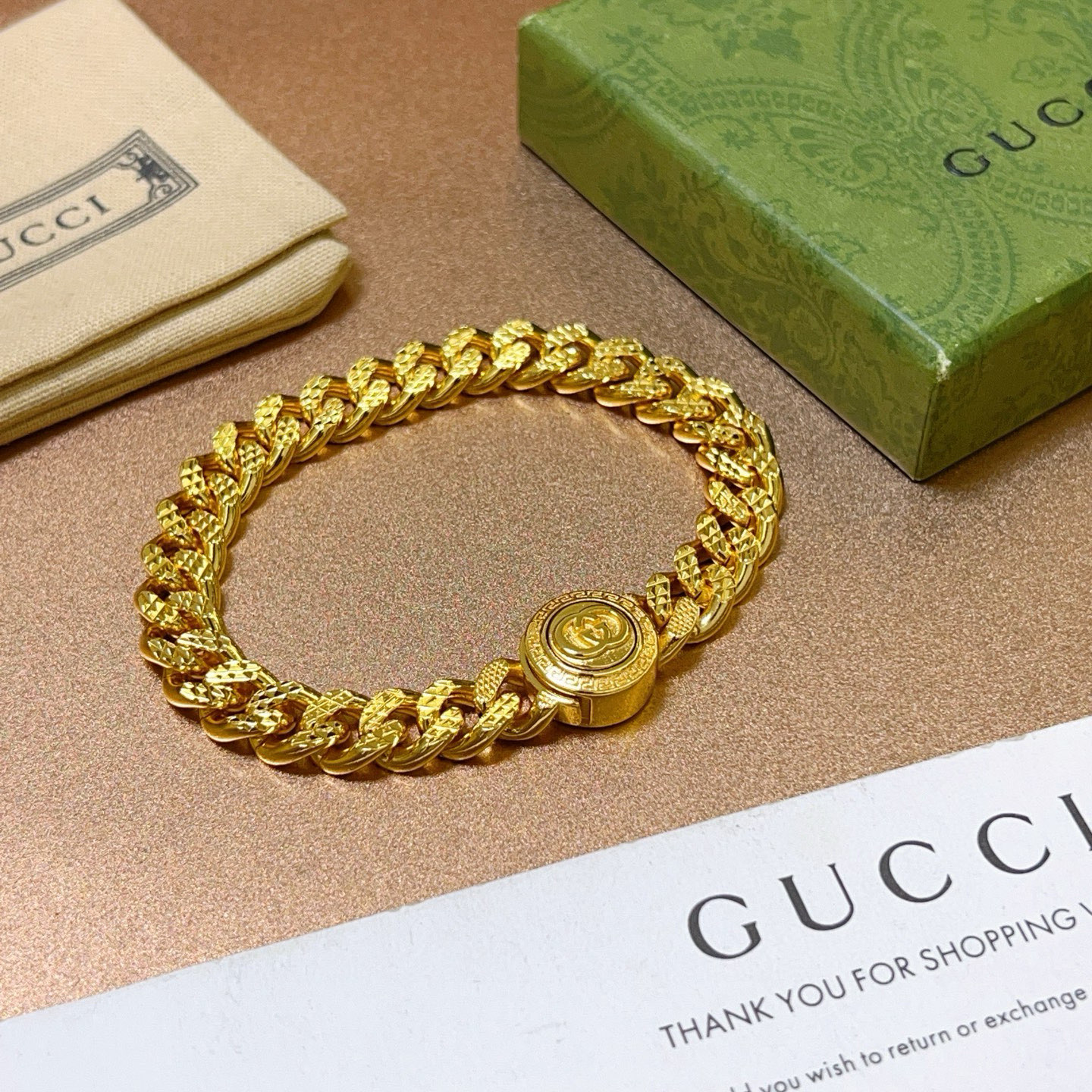 NO:380254,. Gucci New Year of the Snake New Model 2025 is released. The latest model of Gucci Gucci Bracelet with the latest model of double snake heads is exquisite, regardless of style or texture, and you can understand the original logo at a glance. Super nice. The most suitable choice for matching clothes. It is a must-have artifact for men and women. Number of 18 20 22 24 cm. Simple and atmospheric, low-key and luxurious, fine jewelry, gucci, gucci, bracelet19860909批 . 古驰蛇年新款推荐款2025最新出炉 Gucci古驰手链最新款的双蛇头经典款 精致无论款式 质感 都是绝对的顶尖feel 只要看一眼就懂了原版logo 超 nice 搭配衣服最适合的选择,男女同款必备神器 码数18 20 22 24厘米 简单又大气,低调显奢华,饰品精品,gucci,gucci,bracelet,Jewelry