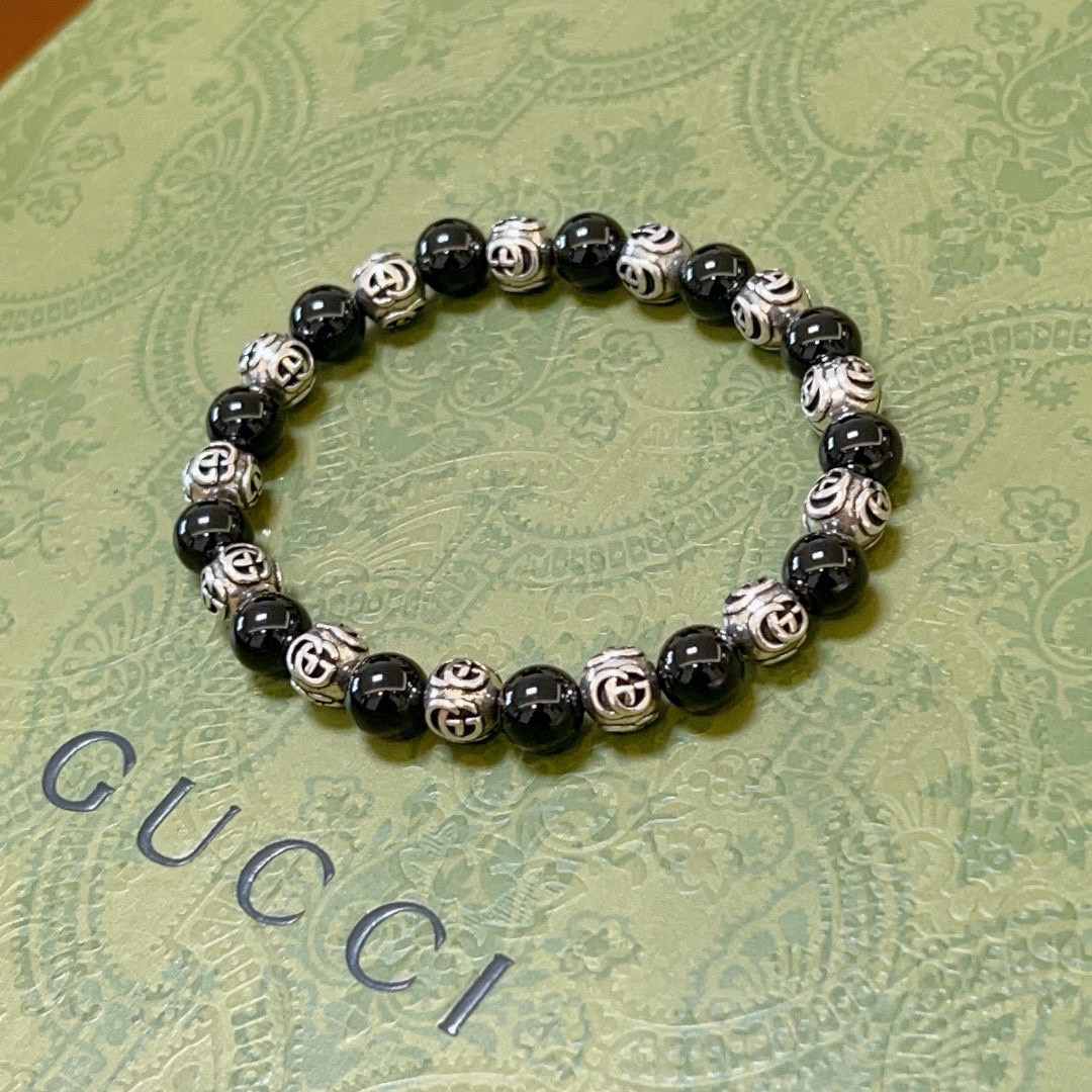 NO:380264,Buy Gucci bracelets are the same as men and women. The latest natural black agate bracelets are higher in grade. Stars are the same as Anger Forest series double g black agate crystal bracelet. Size: 16-24 cm. Details are used to treat the old version. Non-market bright version. This one is always being made on the market. Gucci is popular in the best version. Very easy to match clothes, fine accessories, gucci, bracelet19860909批 古驰手链男女同款 最新款天然黑玛瑙手链档次更高明星同款Anger Forest系列双g黑玛瑙水晶手链 尺寸:16-24厘米 细节对版做旧处理 非市面亮面版型 非市面普通做这款一直在出 古驰里面热卖款 非常好搭配衣服,饰品精品,gucci,bracelet,Jewelry