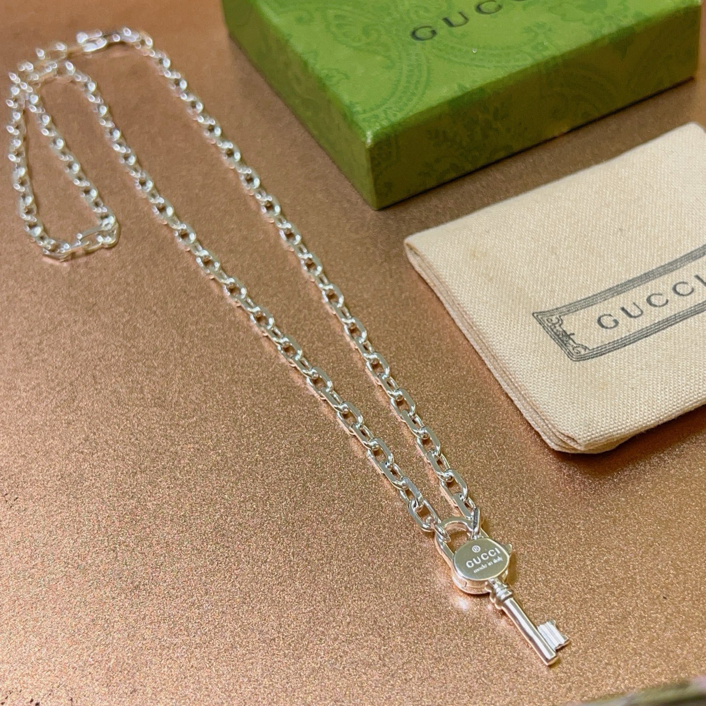 NO:380270,Comment: Too handsome. Gucci Necklace 2025 latest chain grade is higher. Stars have the same classic style. Anger Forest series double G Gucci Necklace. Details are used to treat the version. Non-market glossy style. This model has been released. Gucci is very easy to match with trendy clothes, jewelry quality, gucci, necklace19860909批 太帅啦 古驰项链2025最新款链条档次更高明星同款经典款Anger Forest系列双G古驰项链 细节对版做旧处理 非市面亮面版型 这款一直在出 古驰里面热卖款 非常好搭配潮流衣服,饰品精品,gucci,necklace,Jewelry